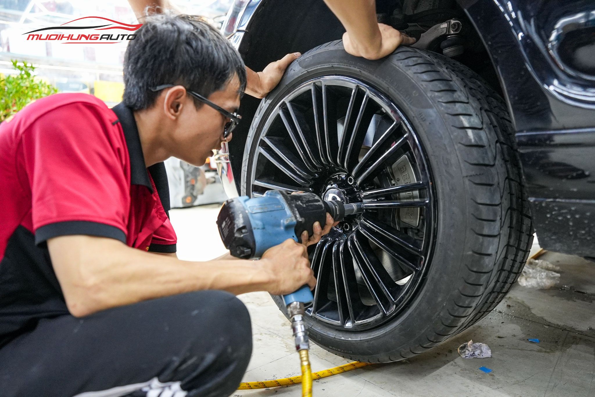 Kỹ thuật đang mở bánh