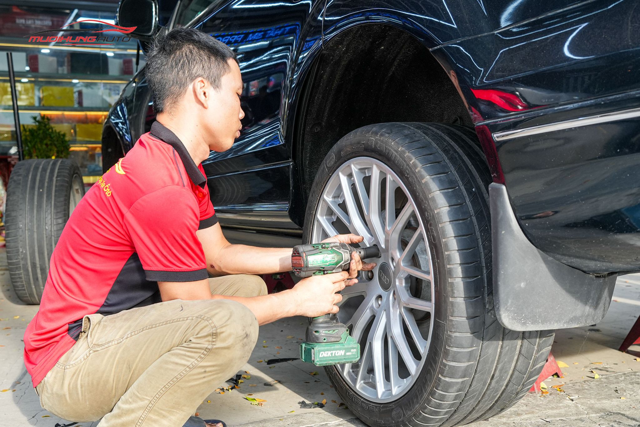 Kỹ thuật đang mở bánh