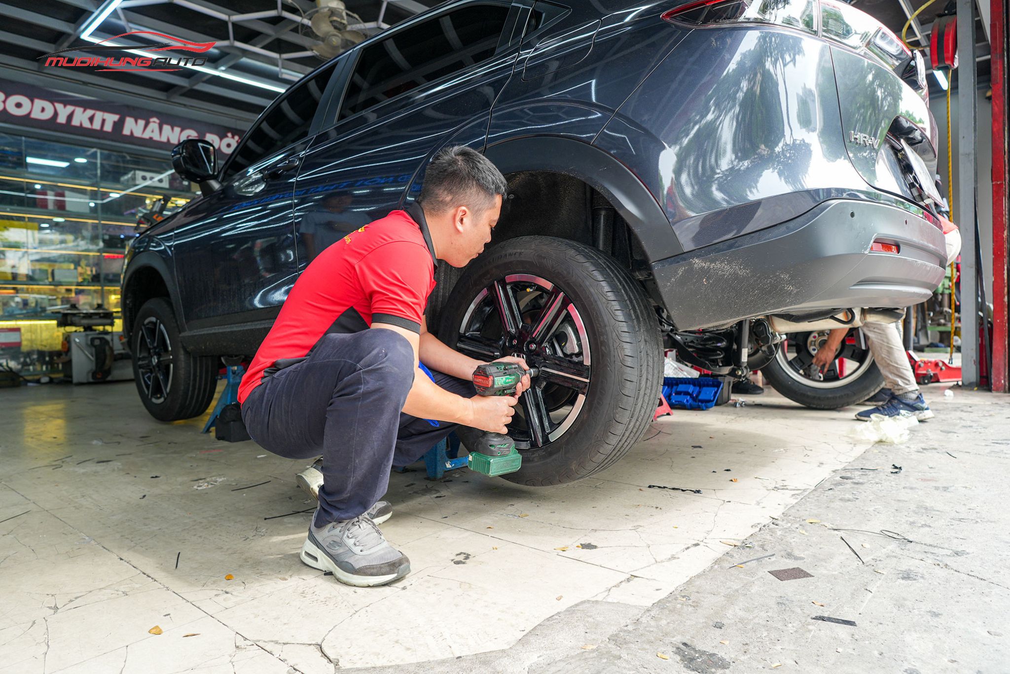 Kỹ thuật đang mở bánh