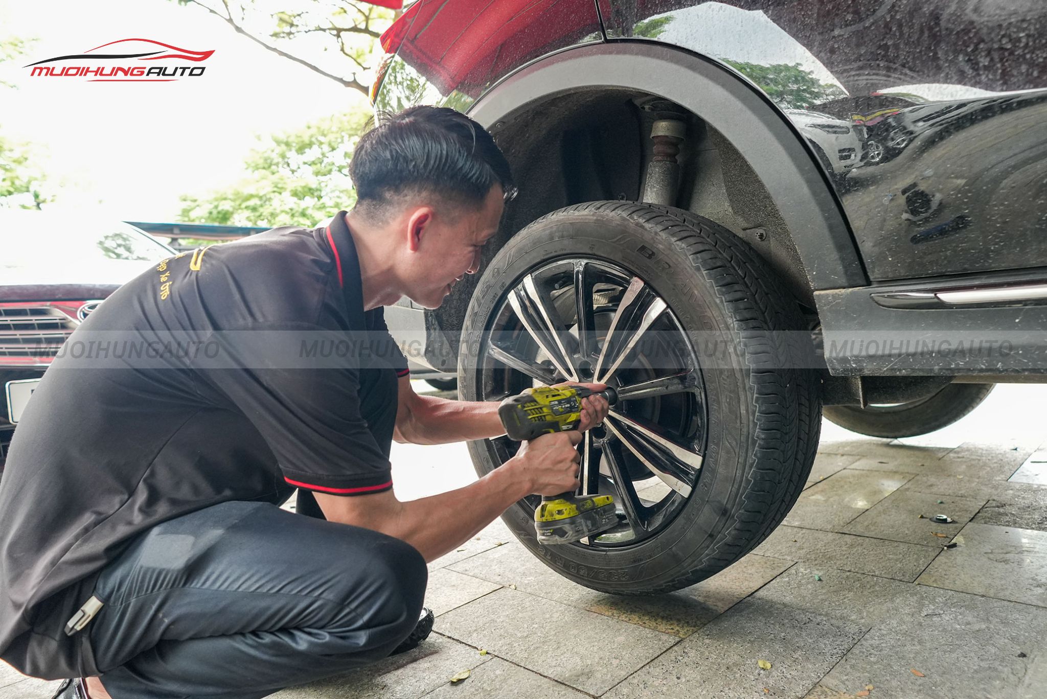 Kỹ thuật đang mở bánh