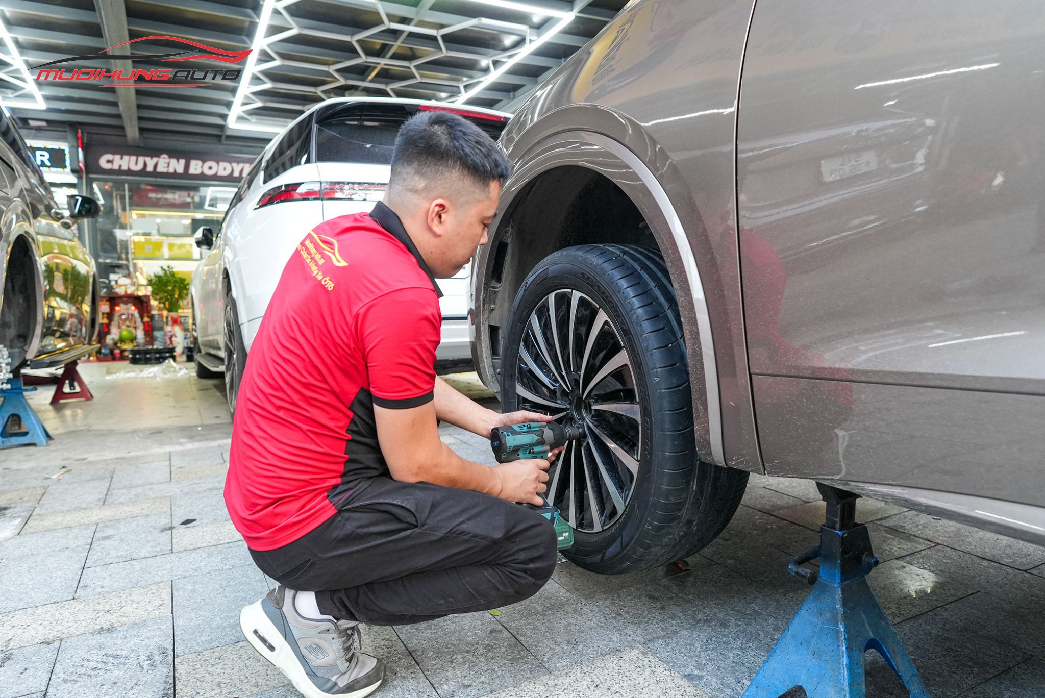 Kỹ thuật đang mở bánh