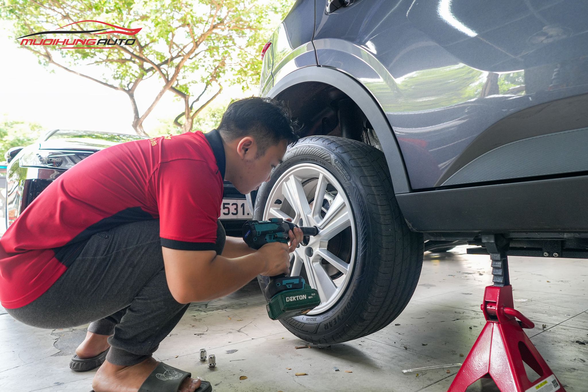 Kỹ thuật đang mở bánh