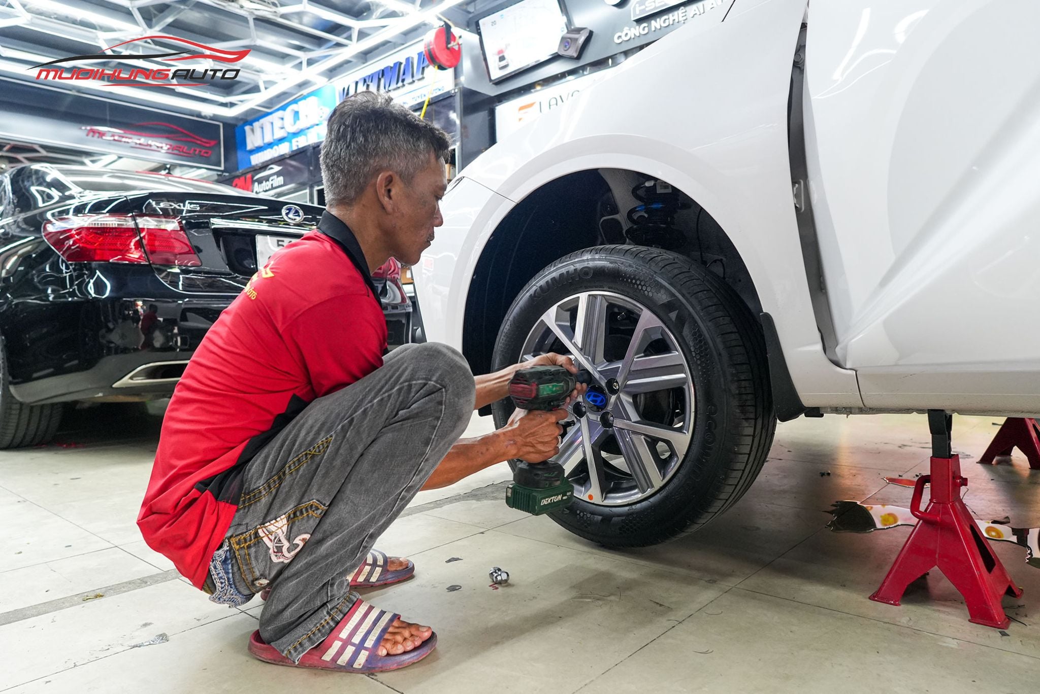 Kỹ thuật đang mở bánh