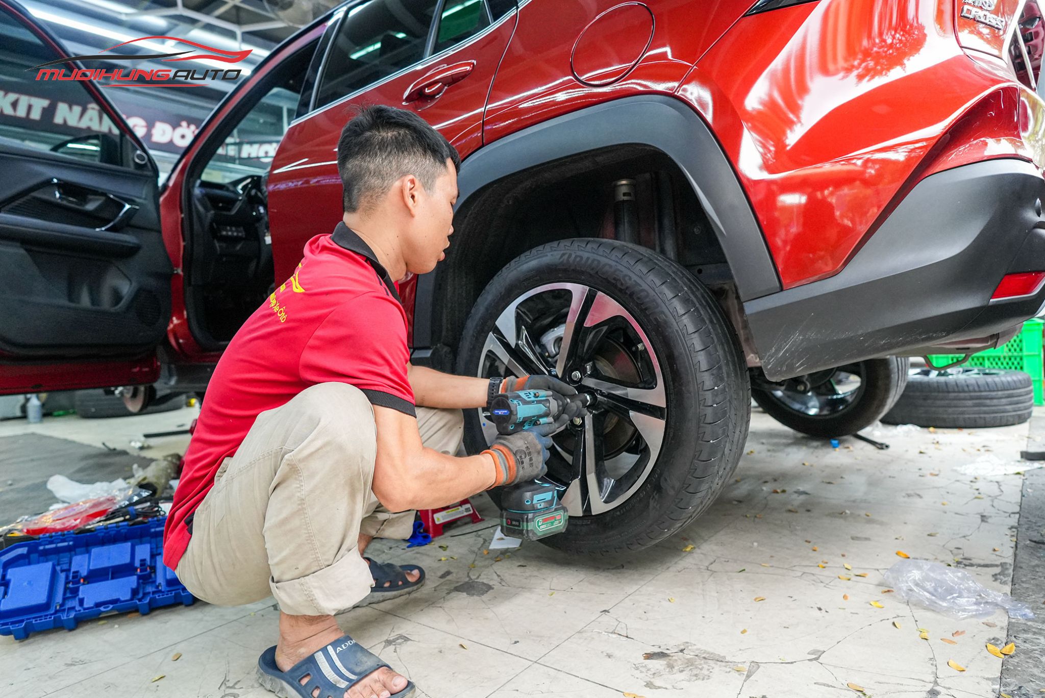 Kỹ thuật đang mở bánh