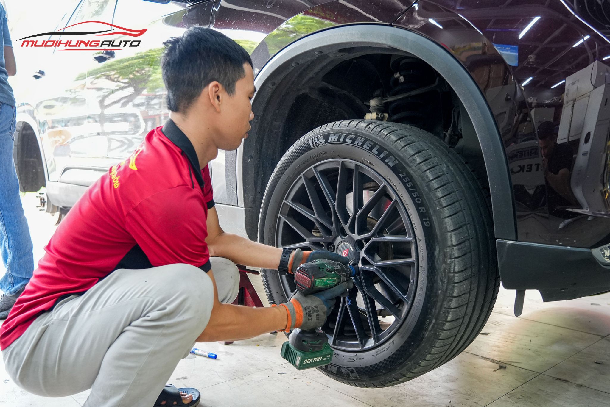 Kỹ thuật đang mở bánh