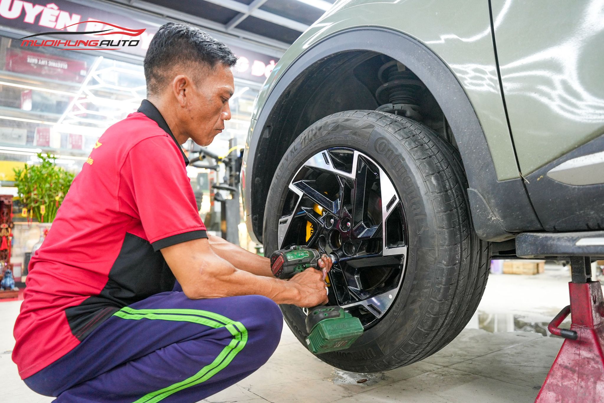 Kỹ thuật đang mở bánh