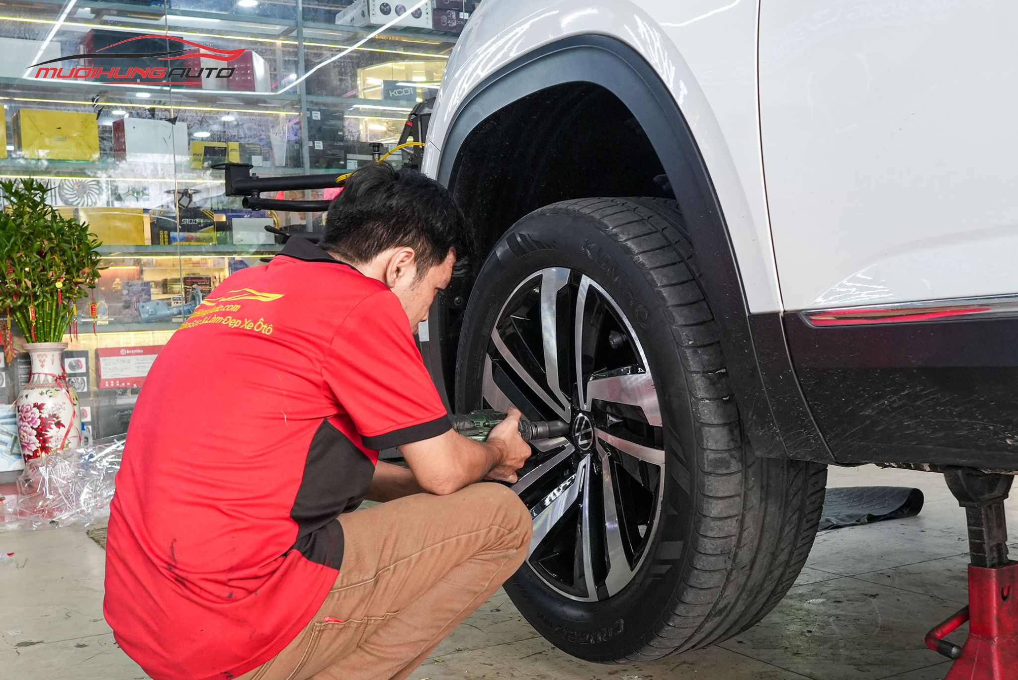 Kỹ thuật đang mở bánh