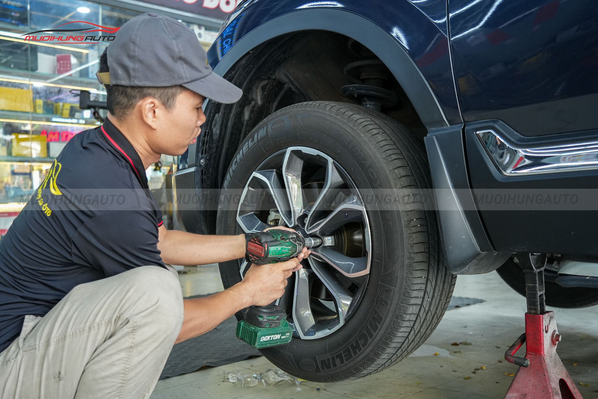 Kỹ thuật đang mở bánh