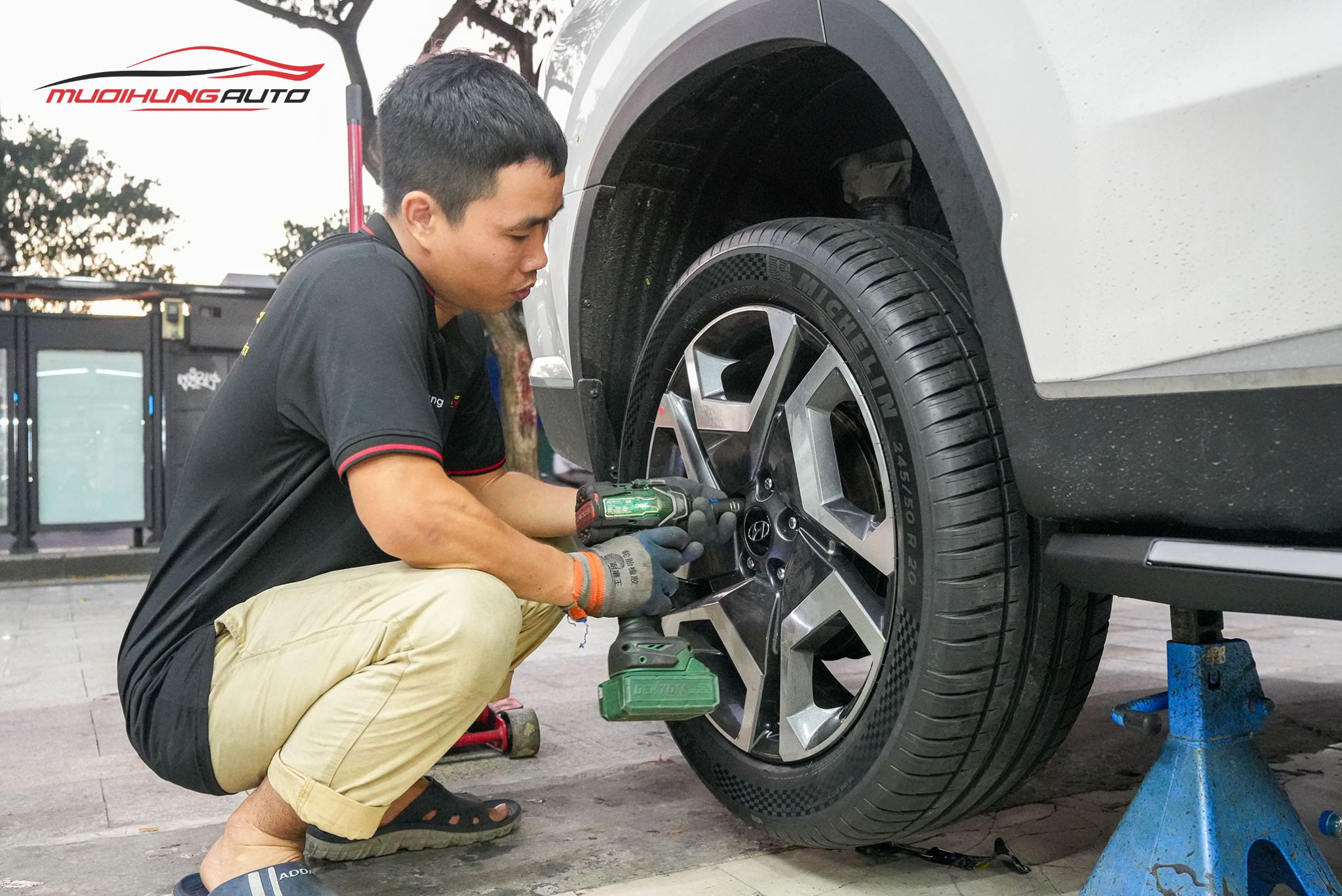 Kỹ thuật đang mở bánh