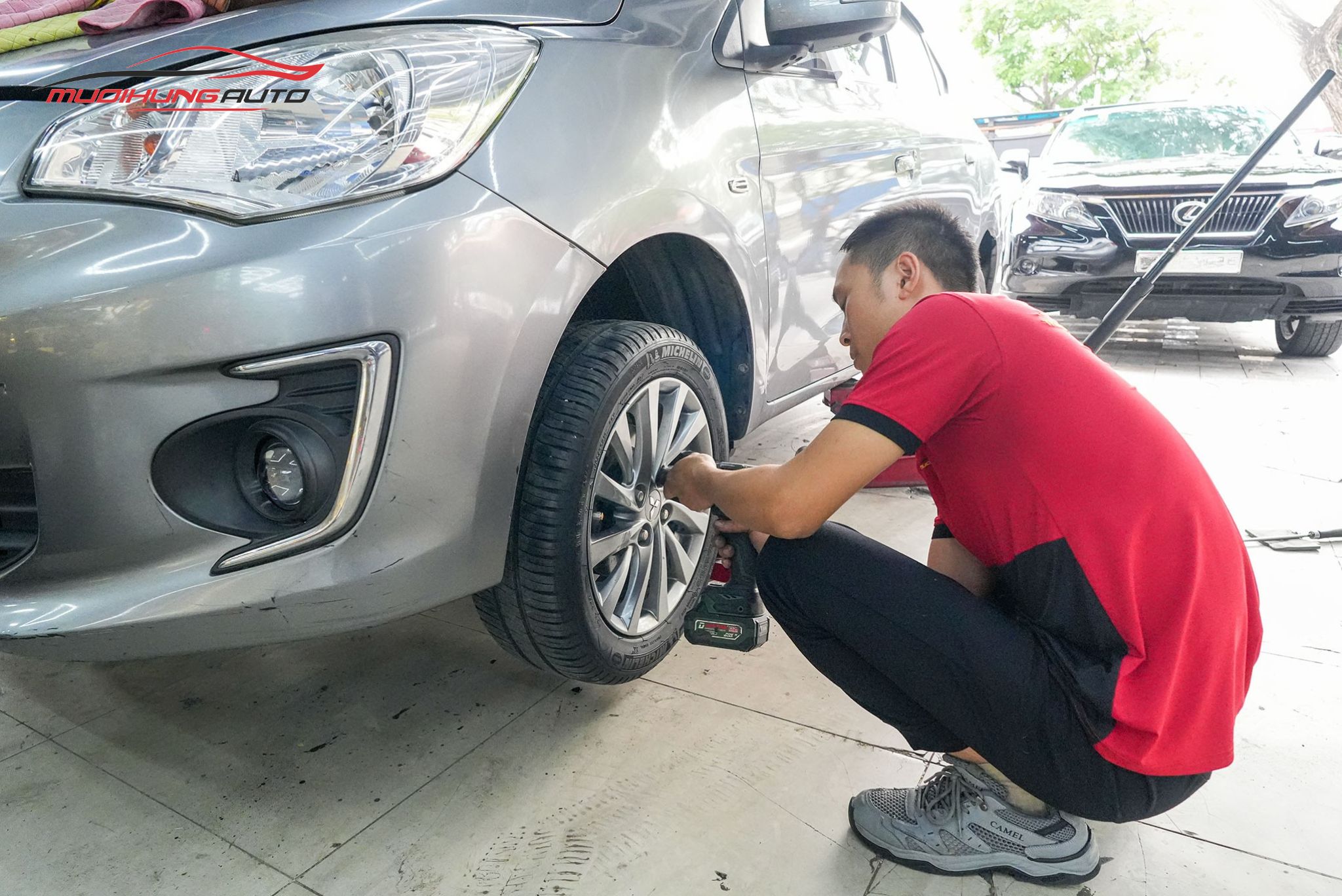 Kỹ thuật đang mở bánh