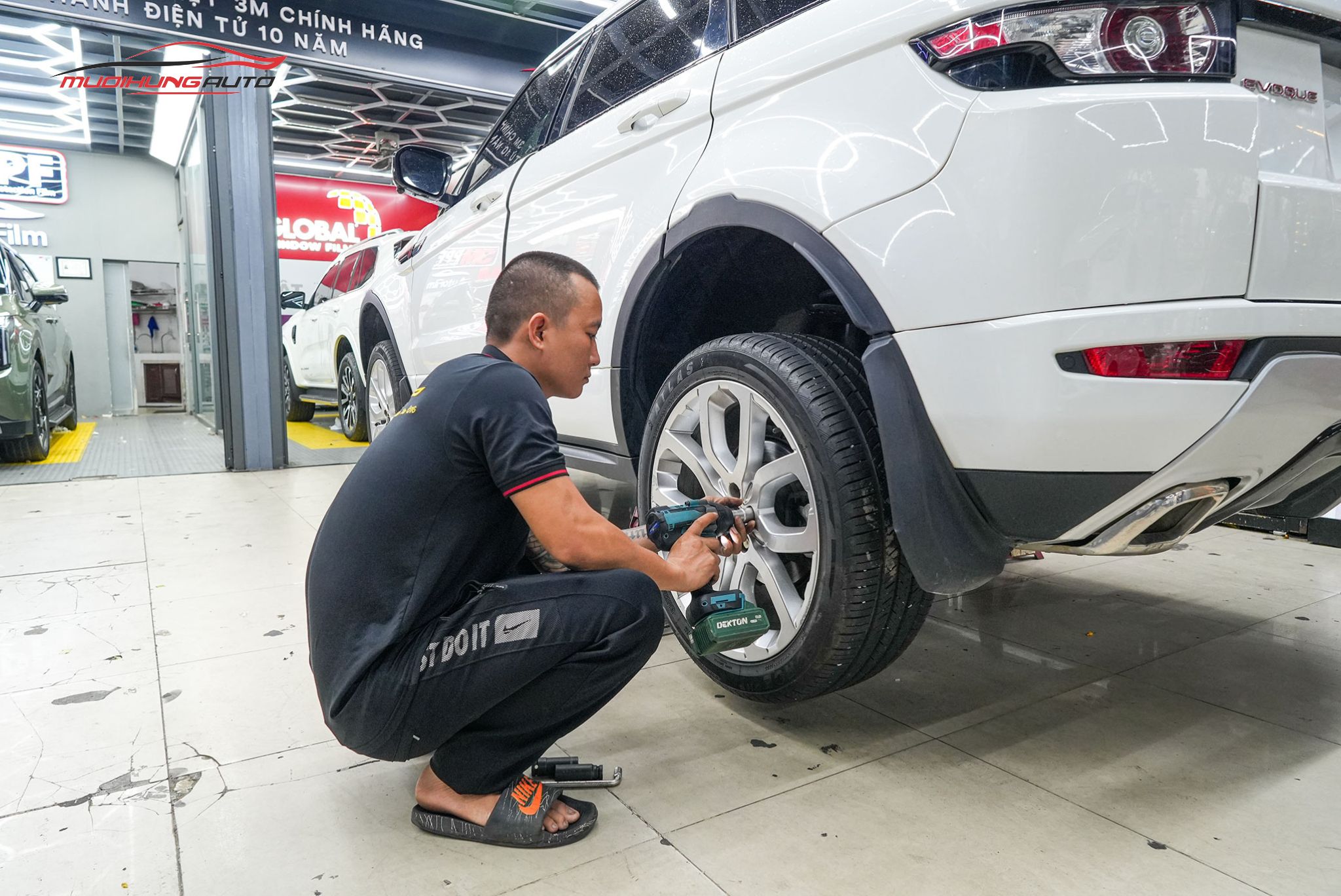 Kỹ thuật đang mở bánh