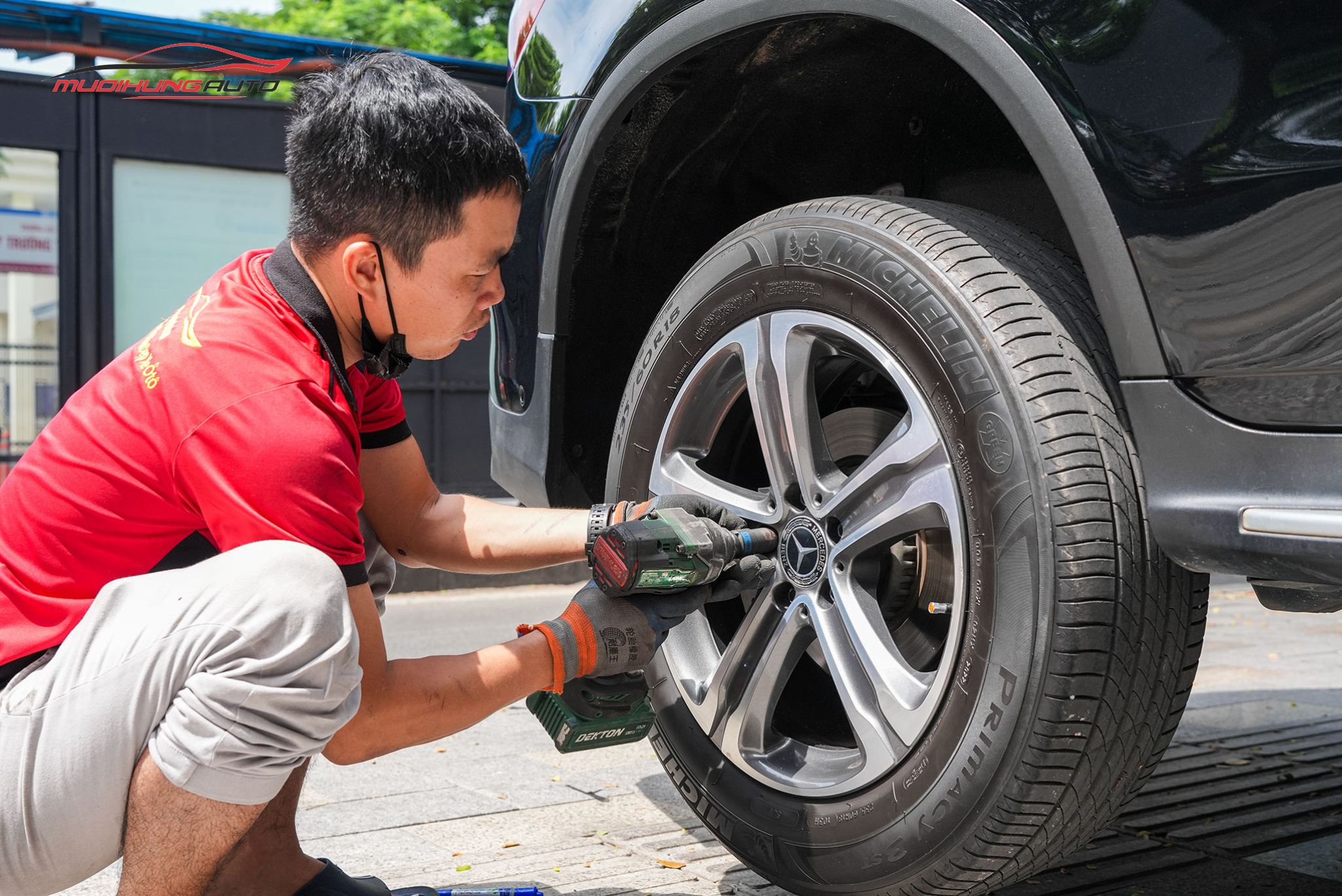 Kỹ thuật đang mở bánh