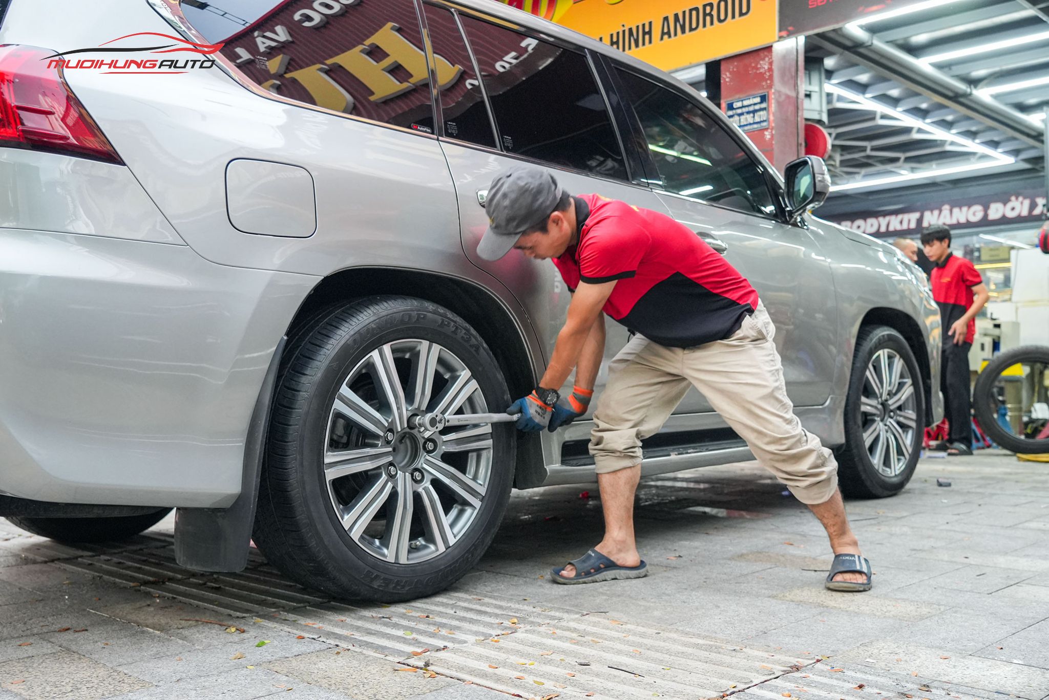 Kỹ thuật đang mở bánh