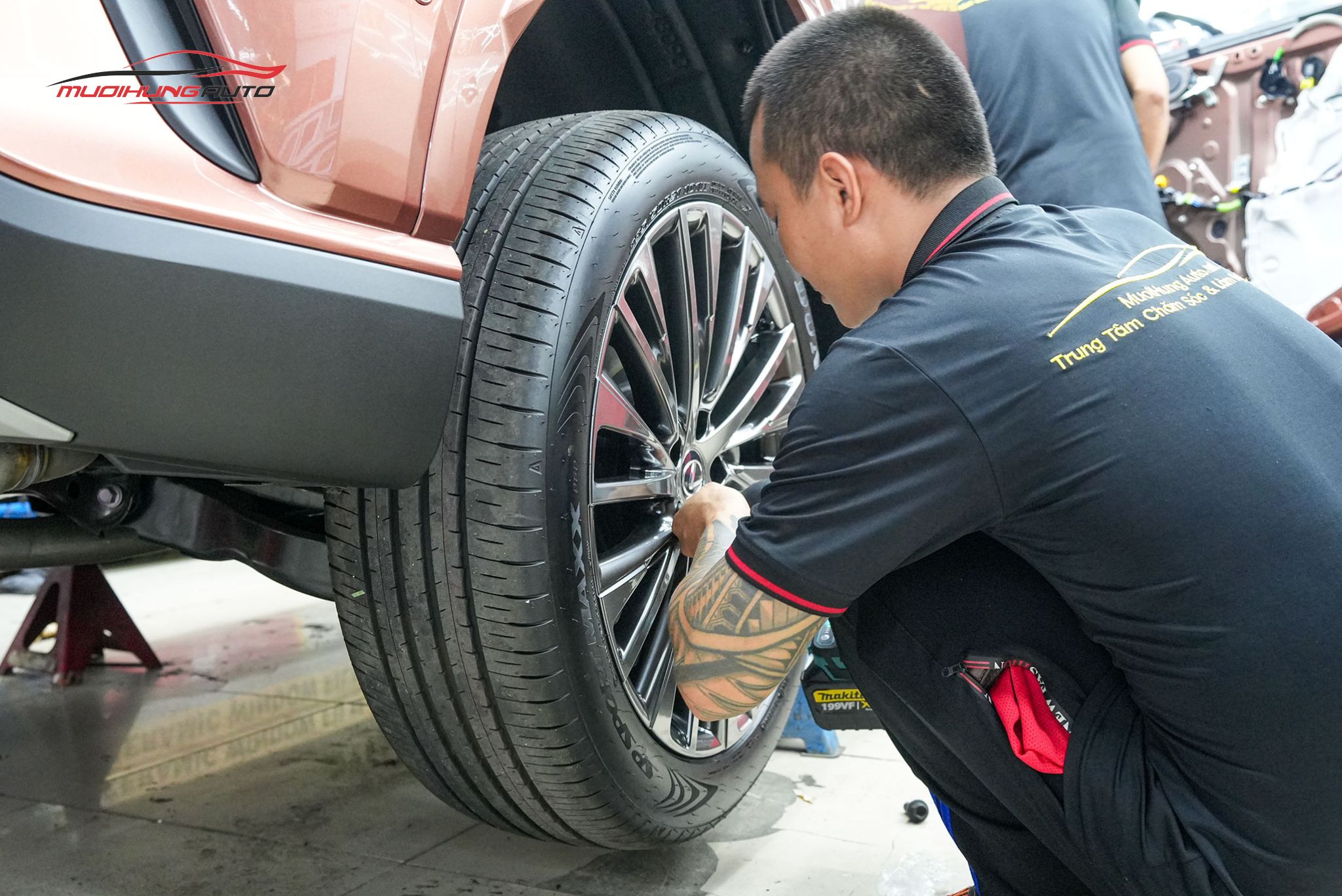 Kỹ thuật đang mở bánh