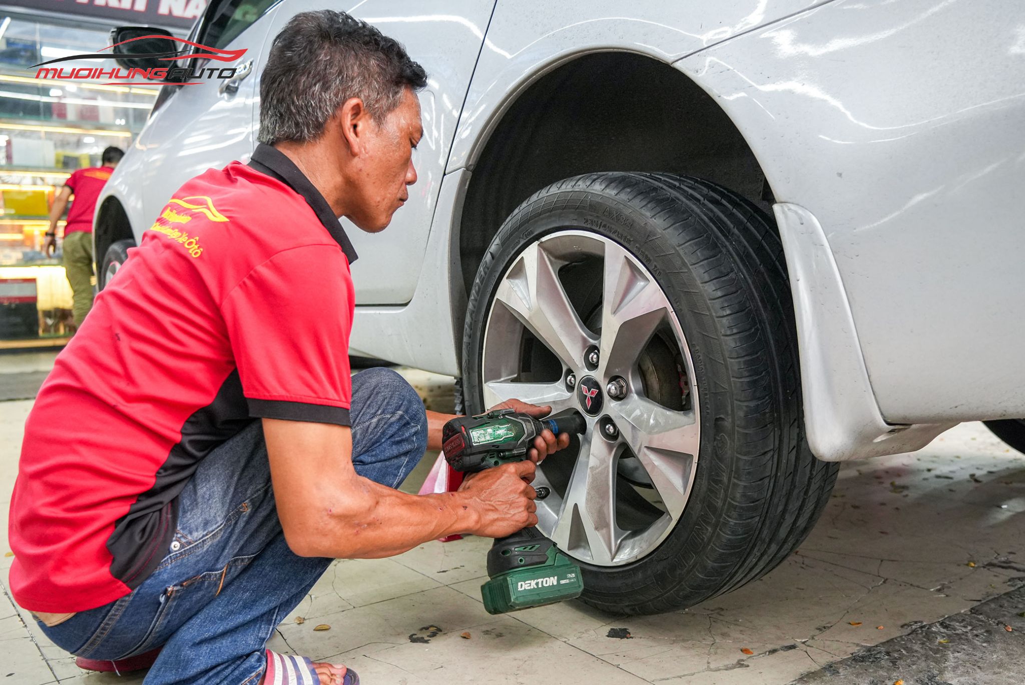 Kỹ thuật đang mở bánh