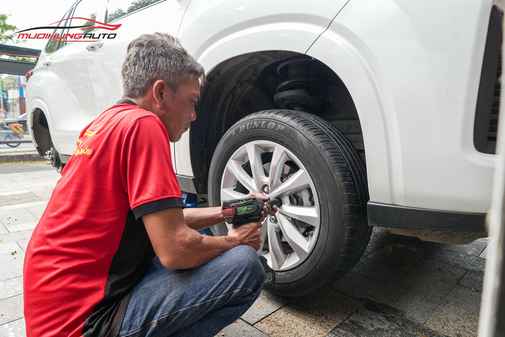 Kỹ thuật đang mở bánh