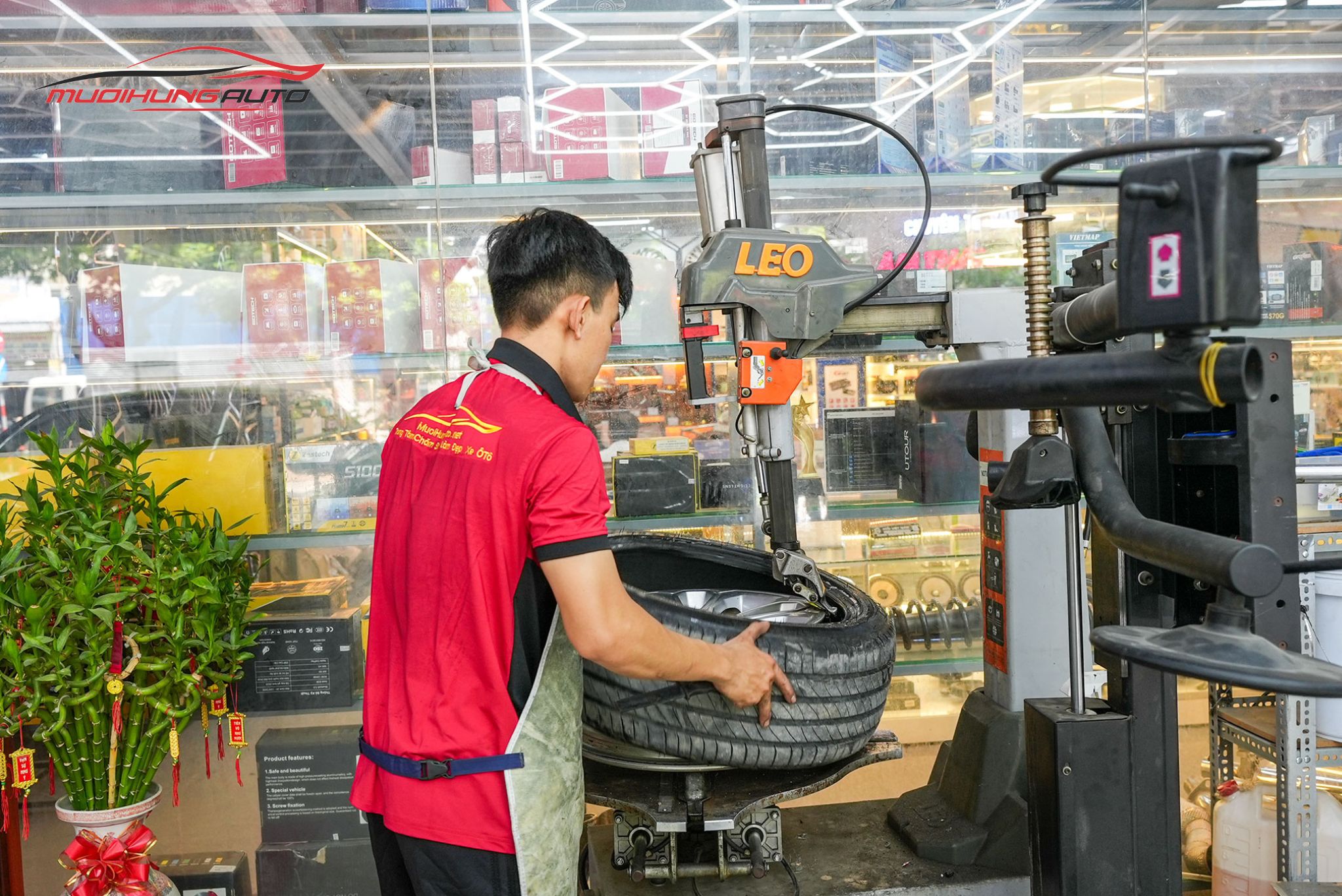 Kỹ thuật đang mở lốp