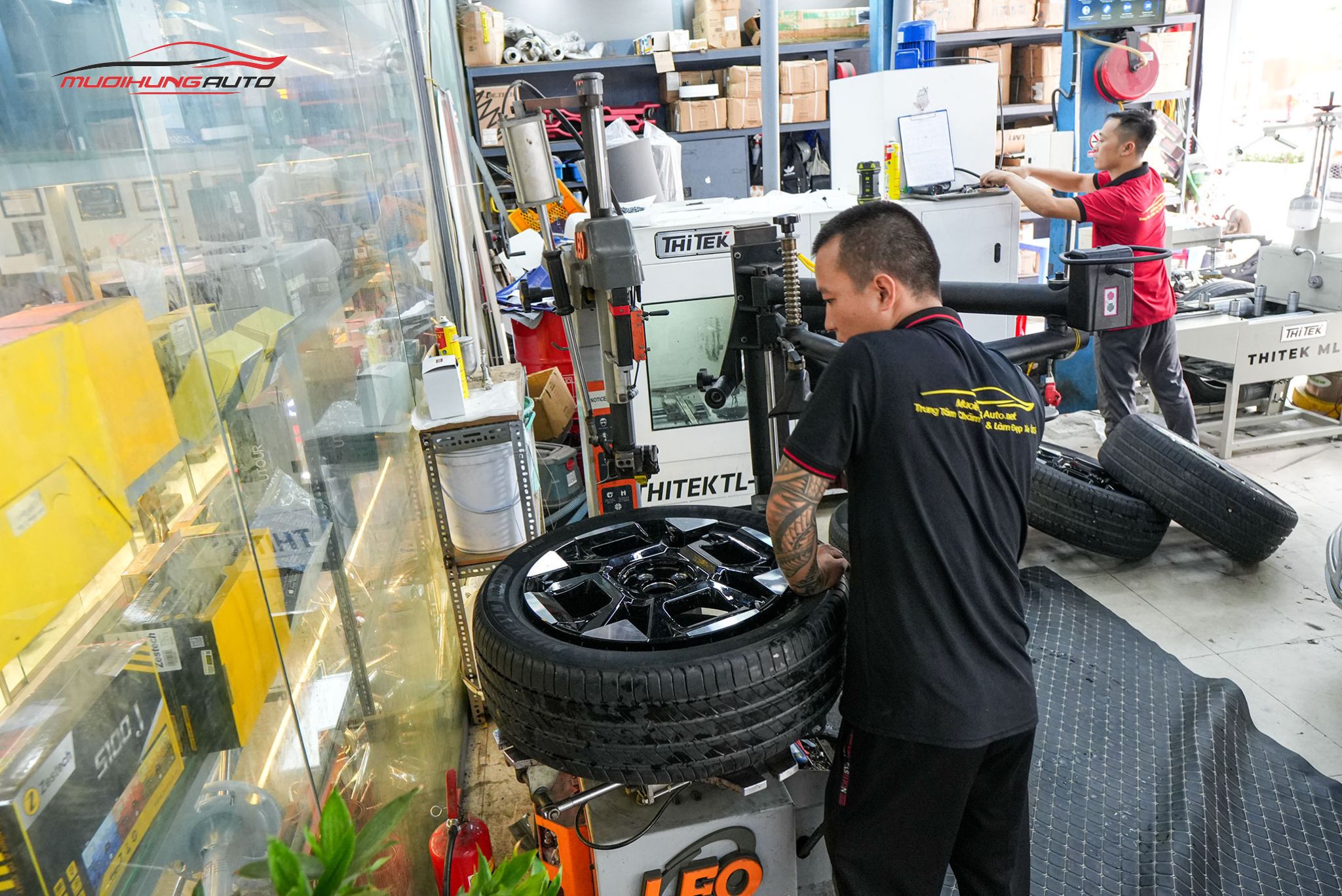 Kỹ thuật đang mở lốp