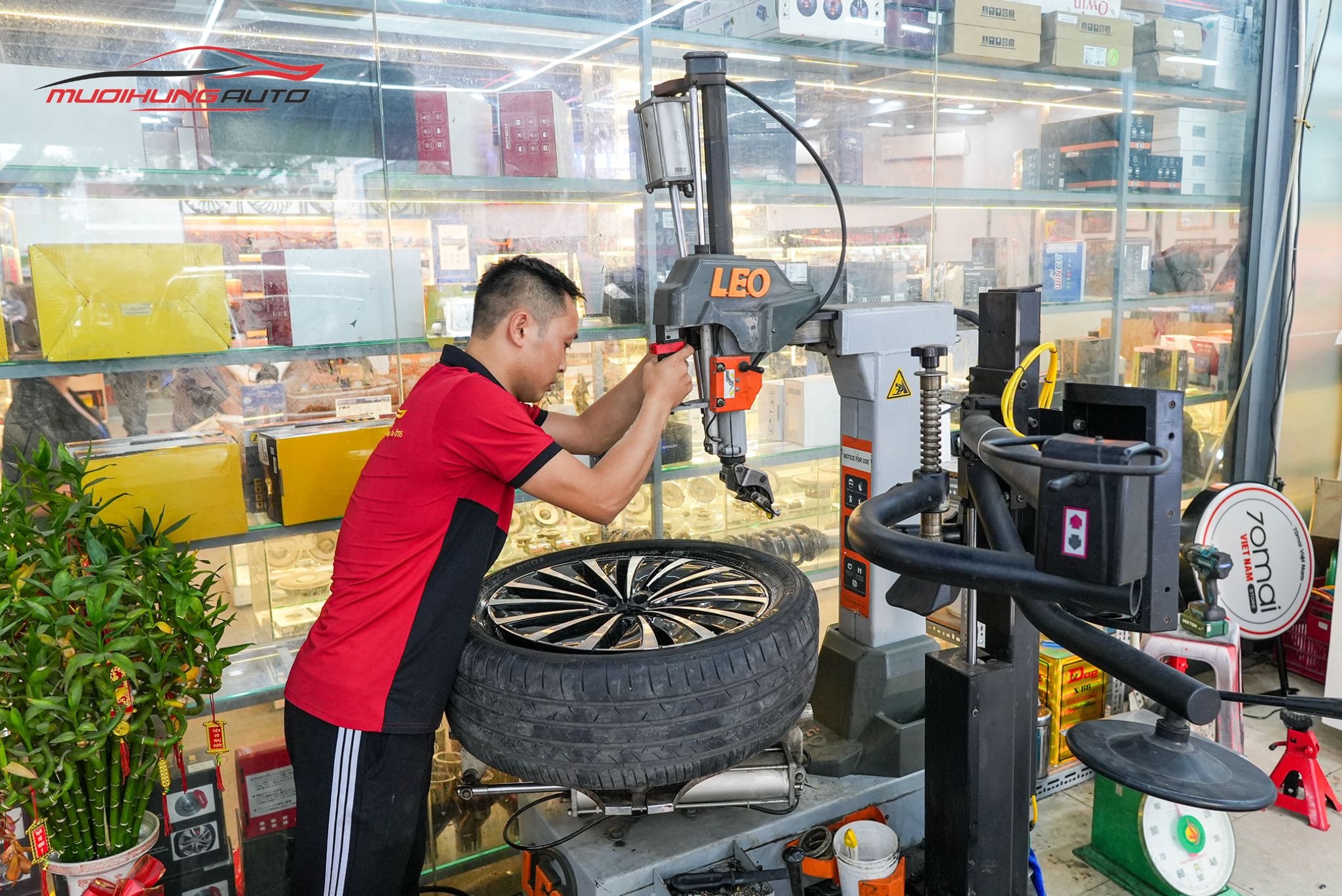 Kỹ thuật đang mở lốp