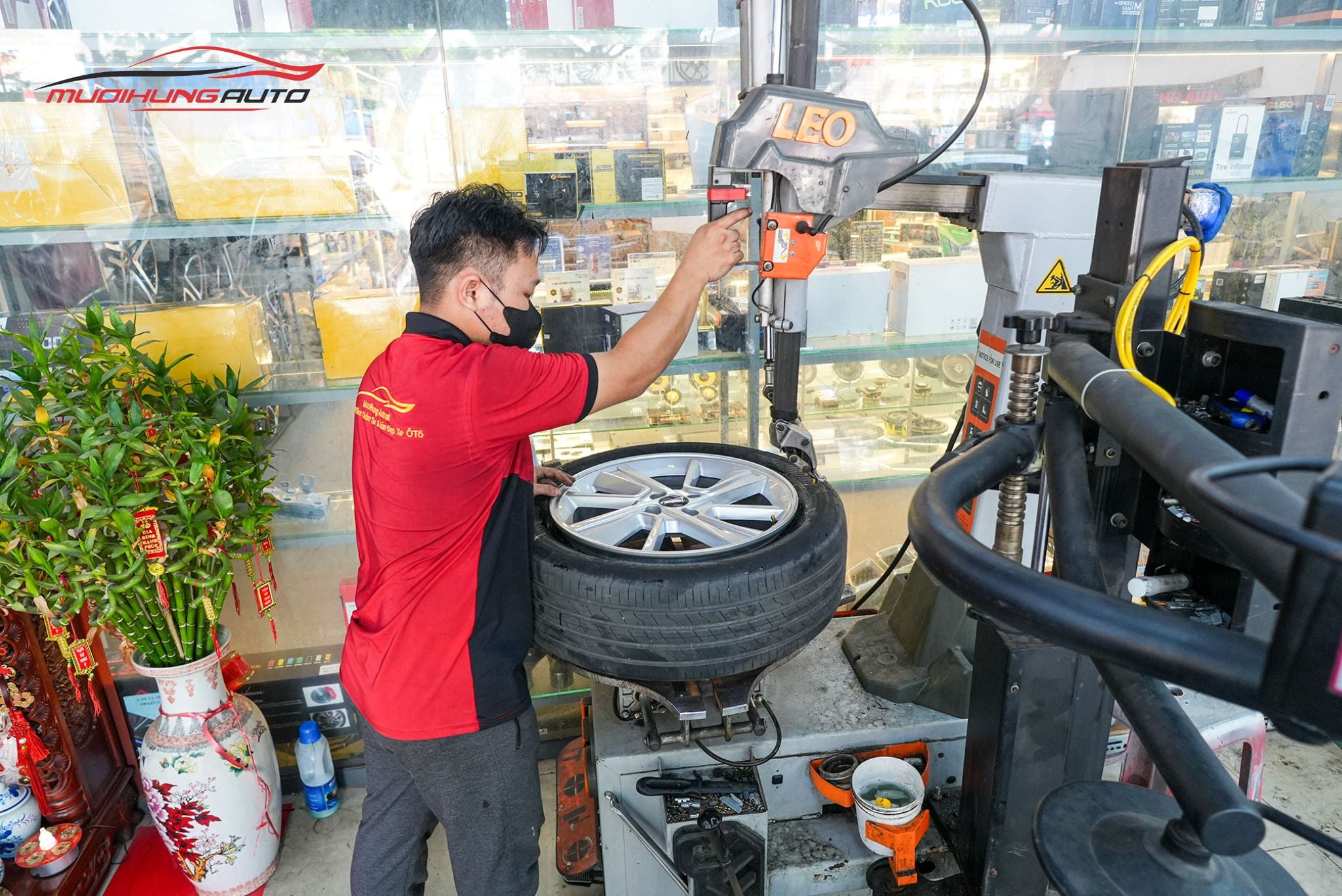 Kỹ thuật đang mở lốp