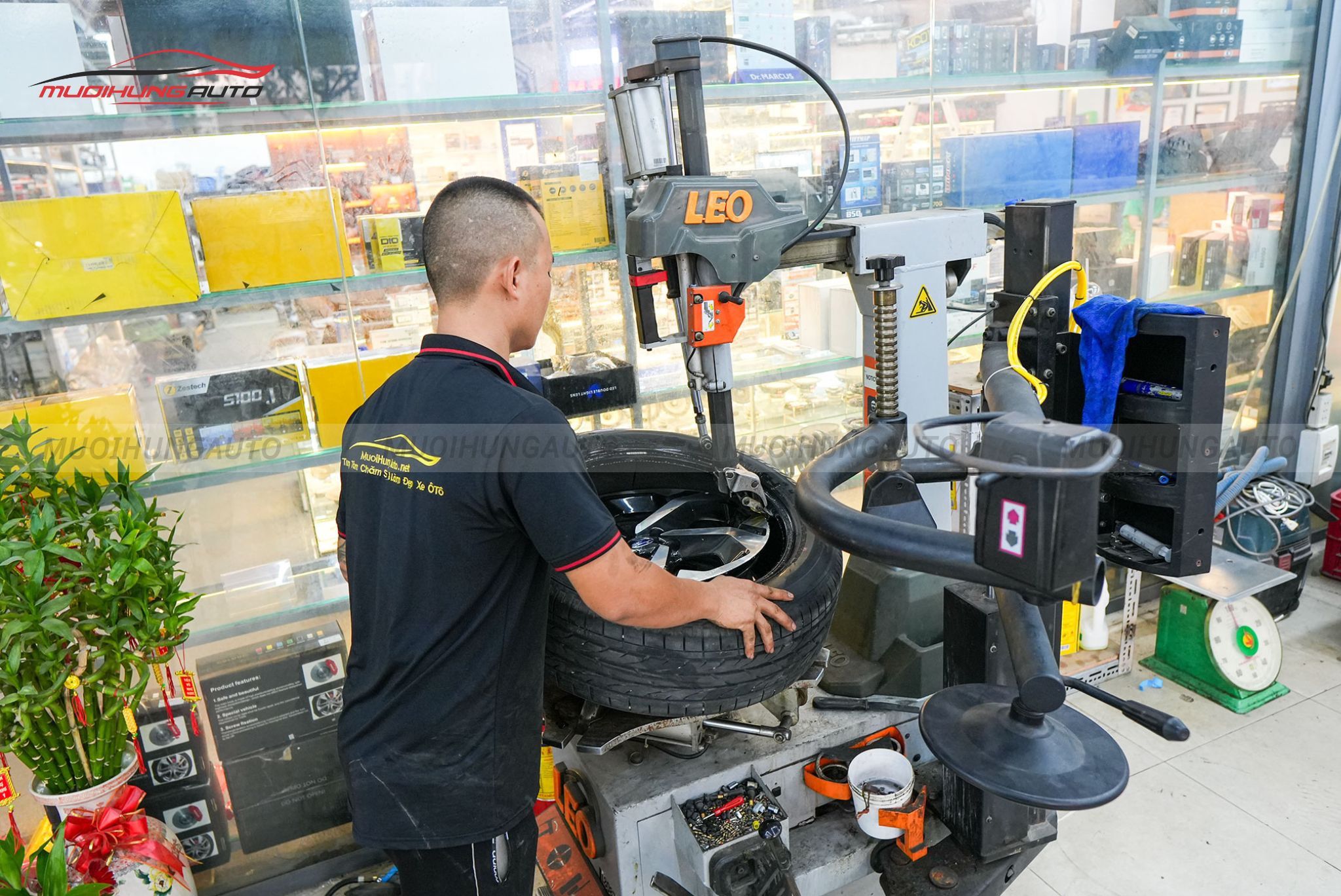 Kỹ thuật đang mở lốp