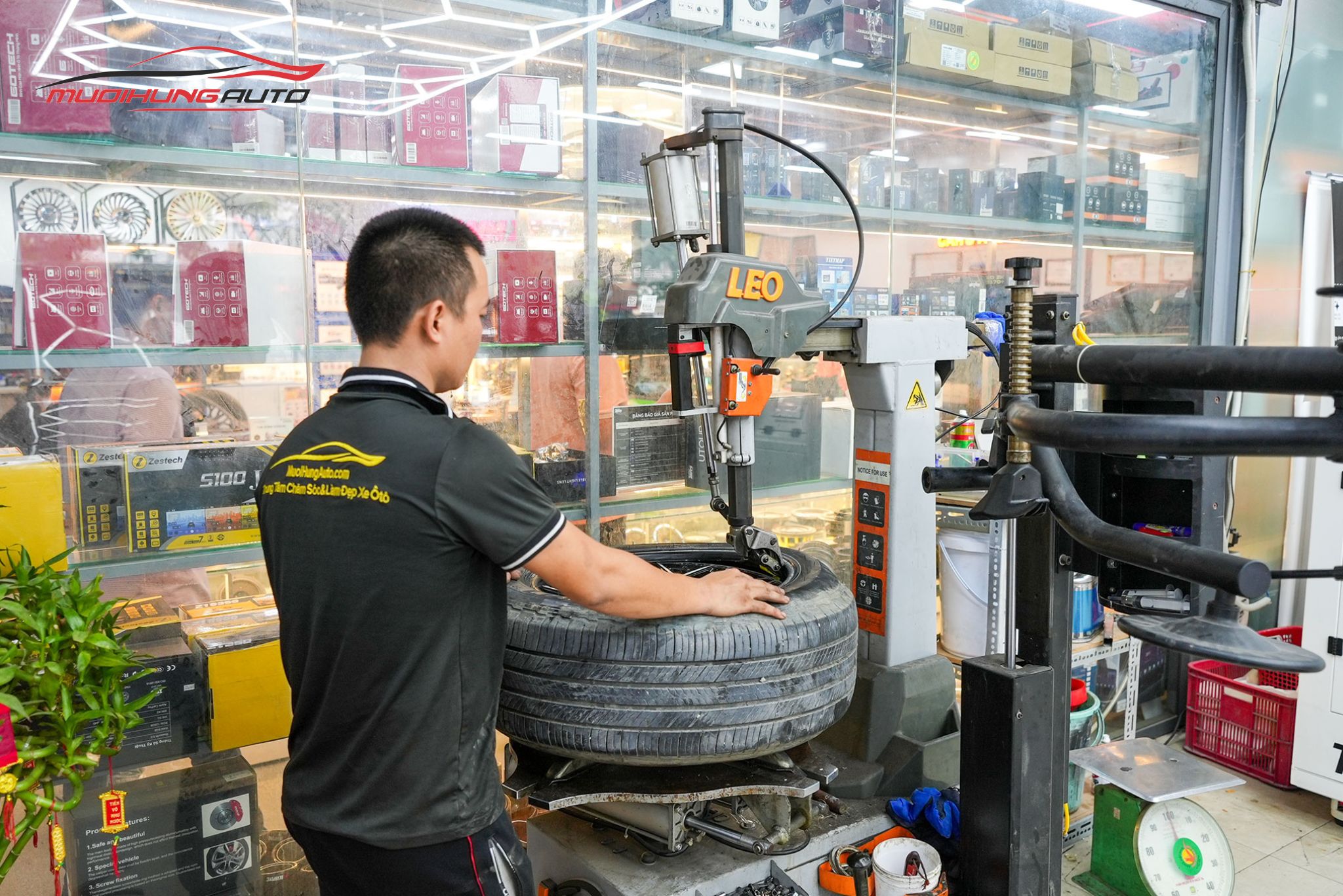 Kỹ thuật đang mở lốp
