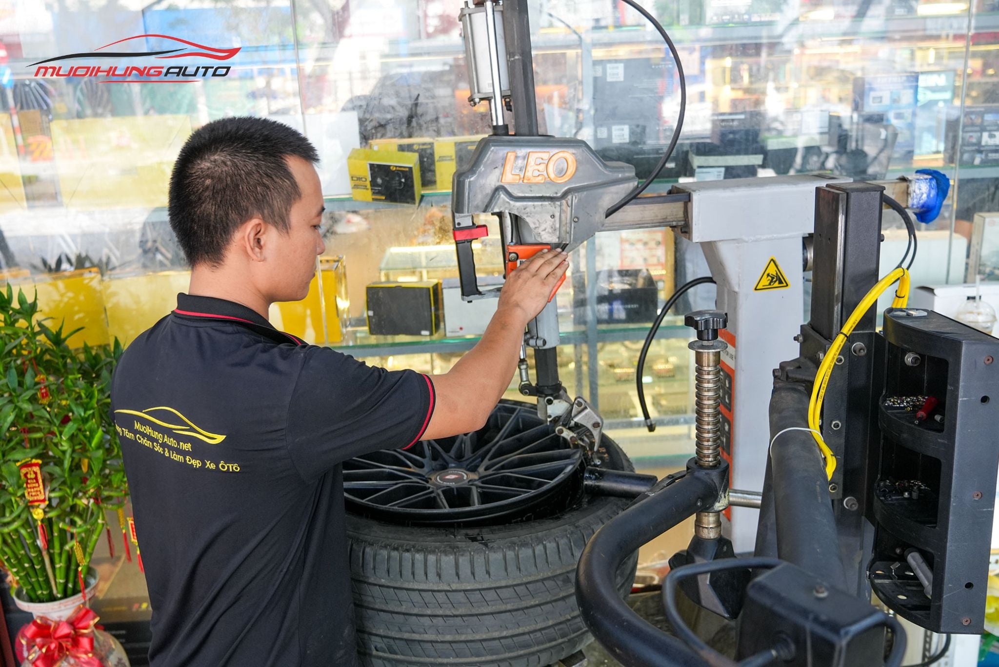 Kỹ thuật đang mở lốp