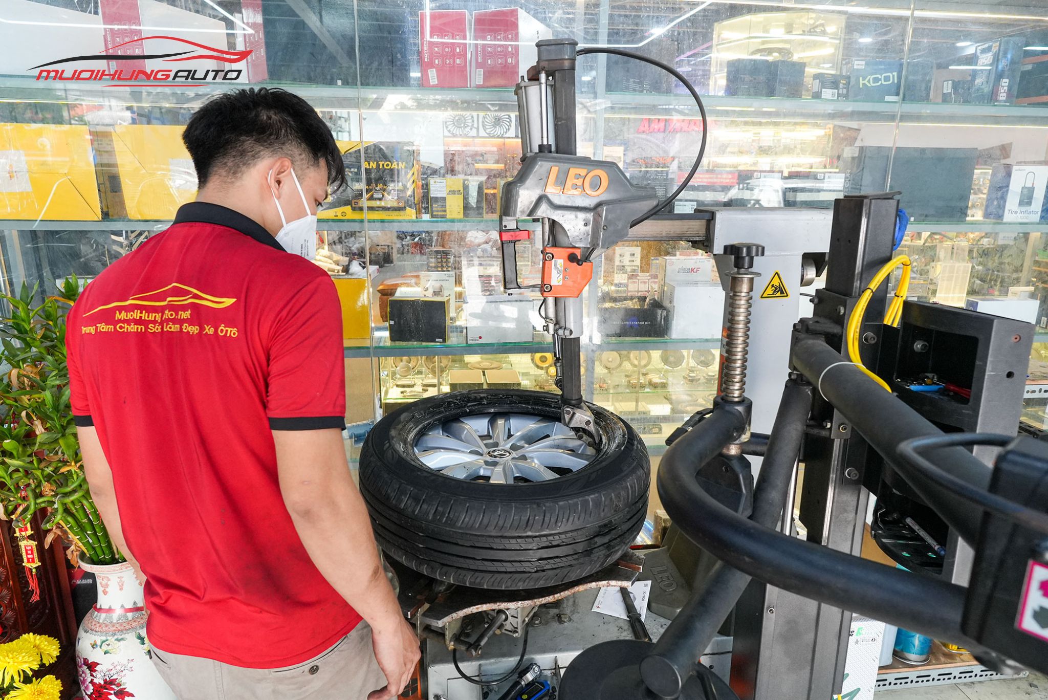 Kỹ thuật đang mở lốp