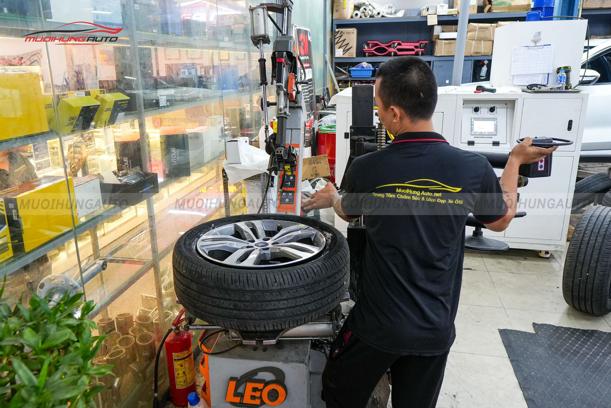 Kỹ thuật đang mở lốp