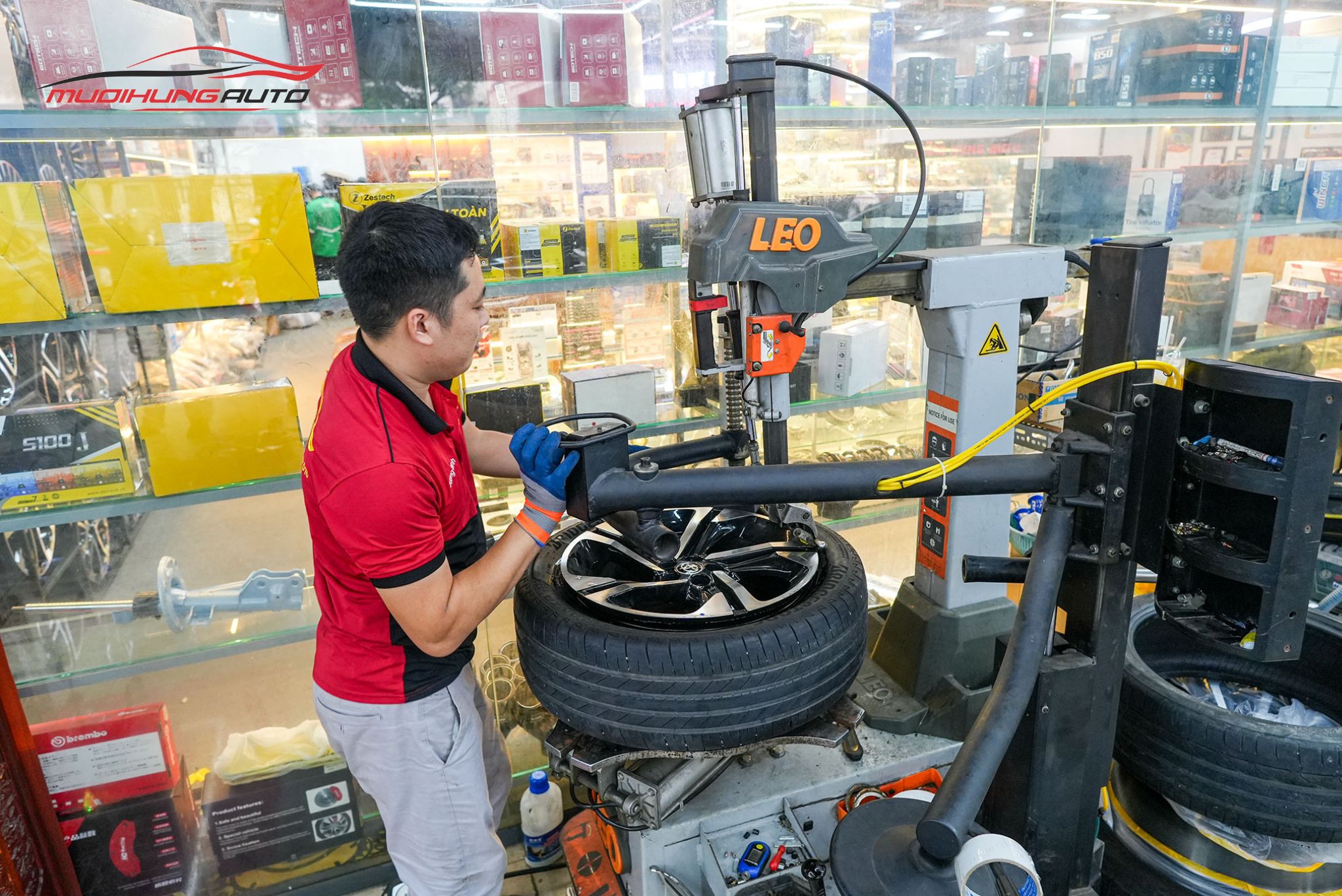 Kỹ thuật đang mở lốp