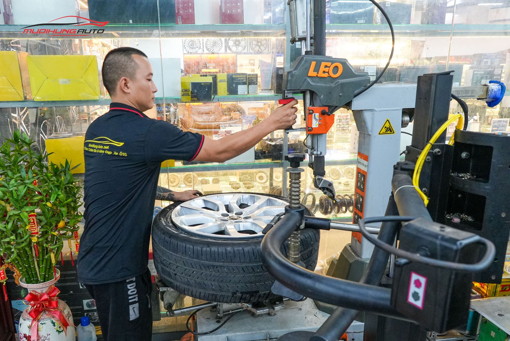 Kỹ thuật đang mở lốp