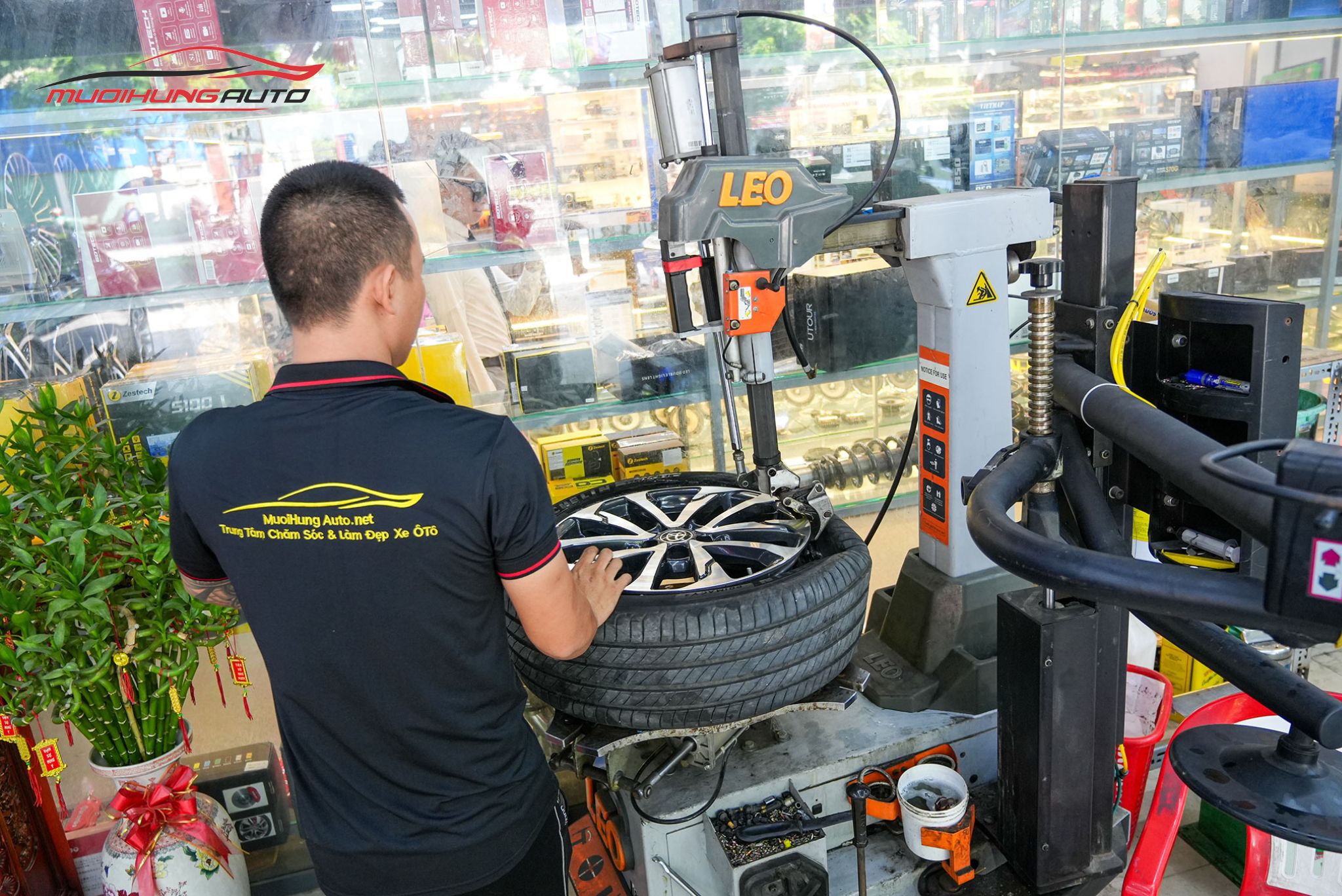 Kỹ thuật đang mở lốp