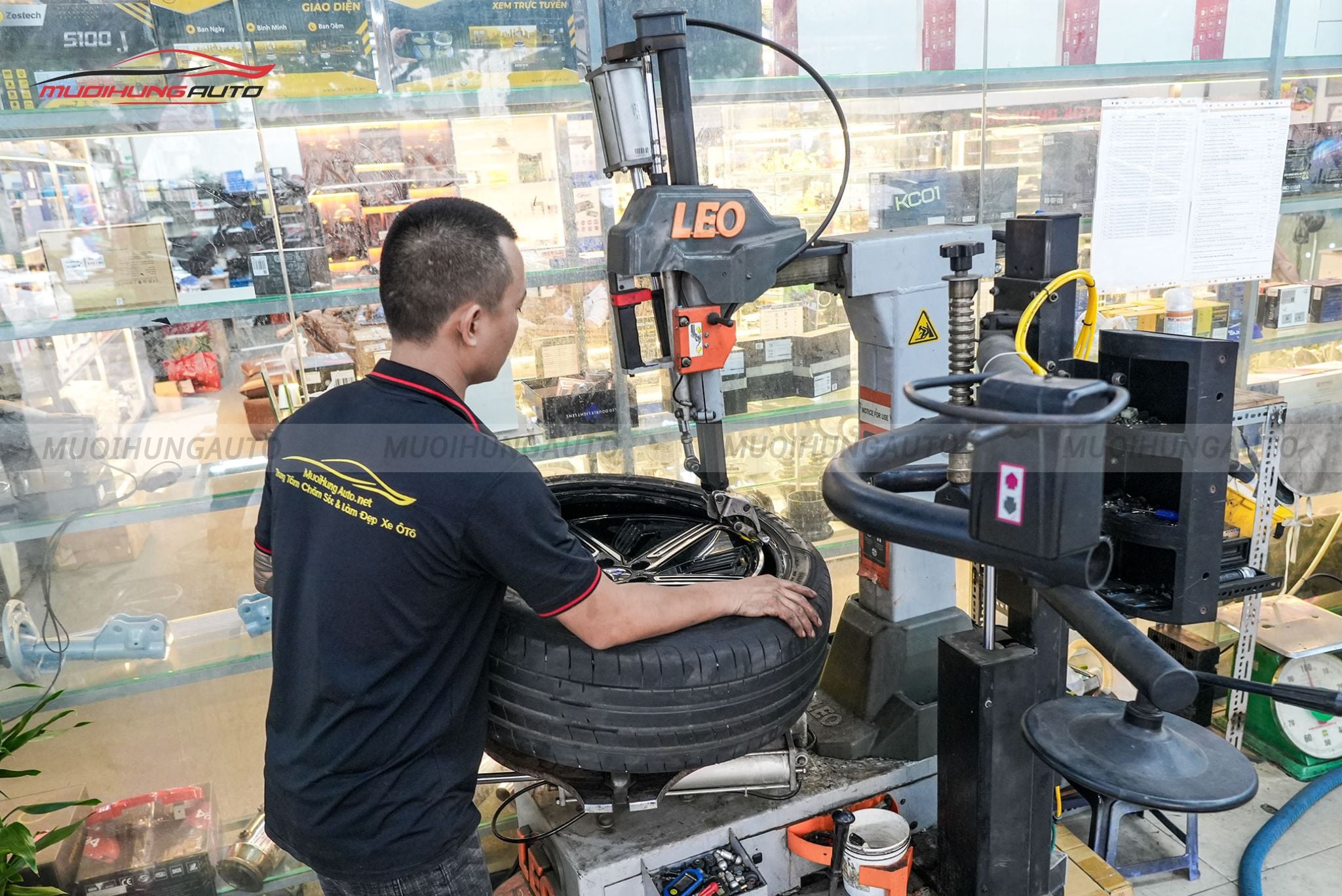 Kỹ thuật đang mở lốp