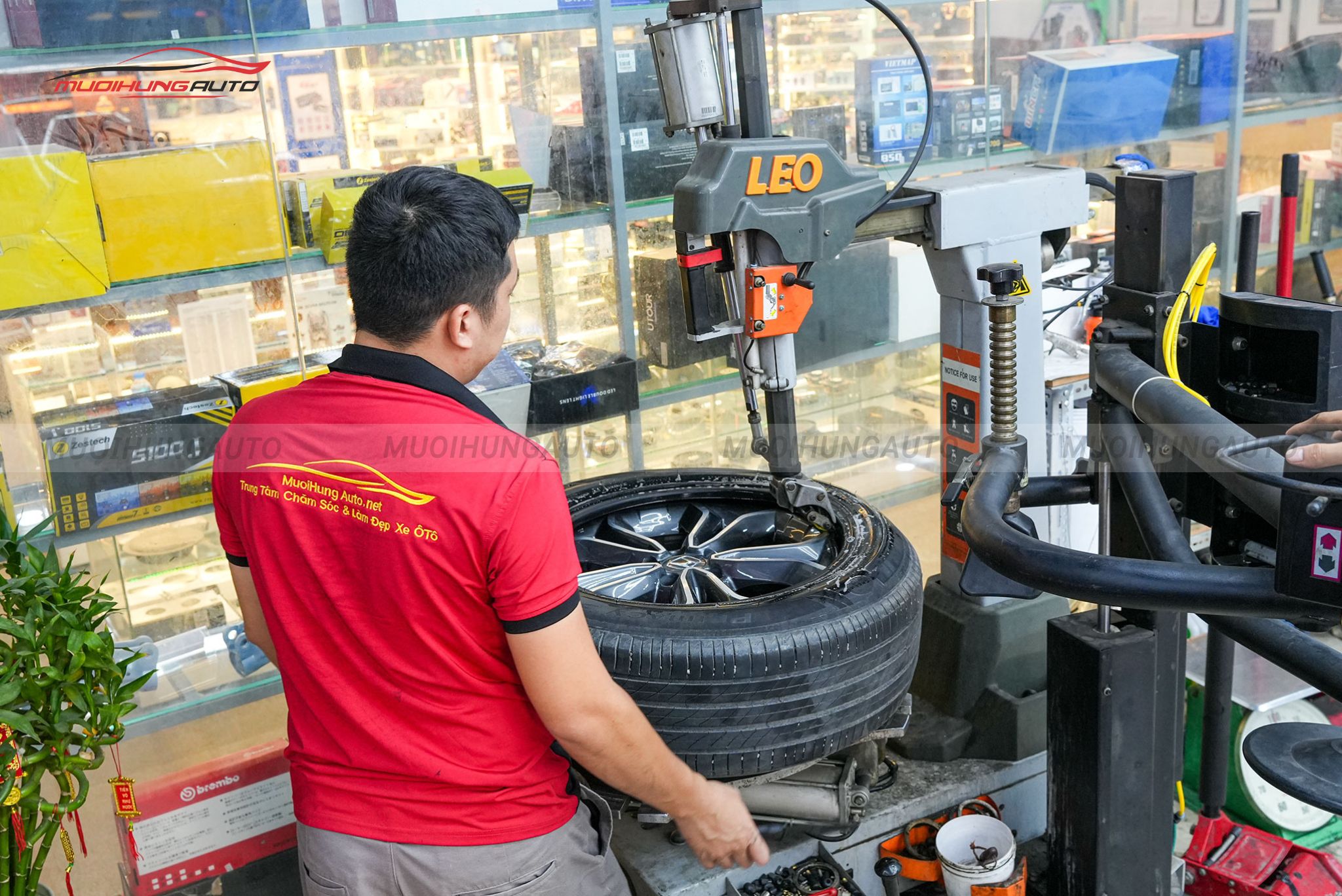 Kỹ thuật đang mở lốp