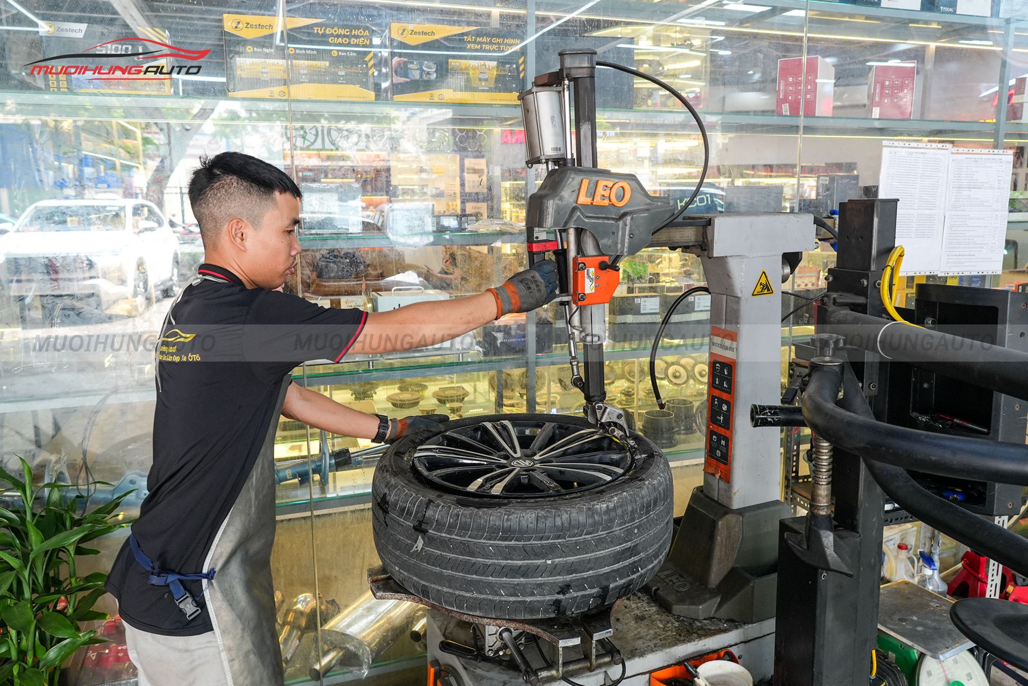 Kỹ thuật đang mở lốp