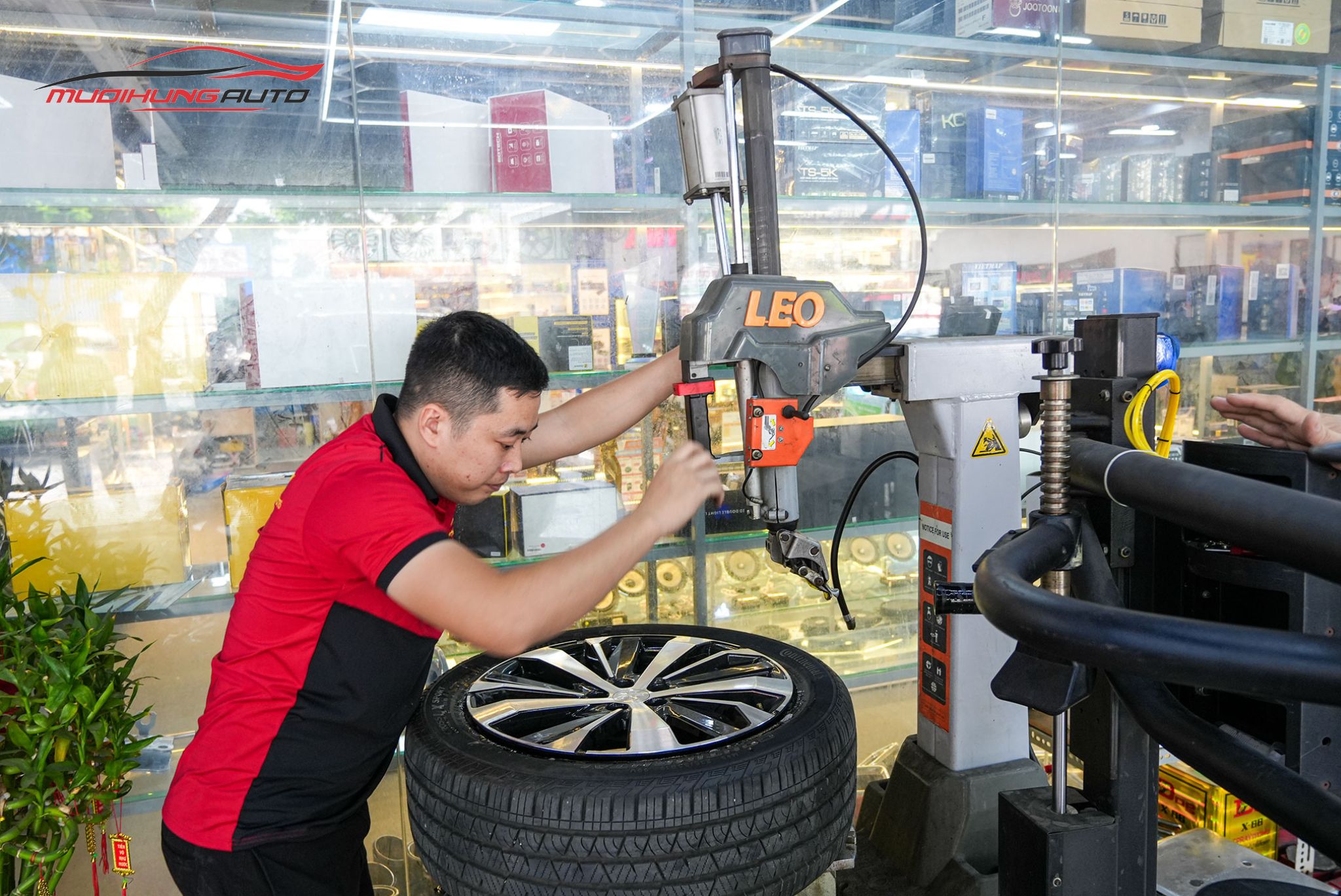 Kỹ thuật đang mở lốp