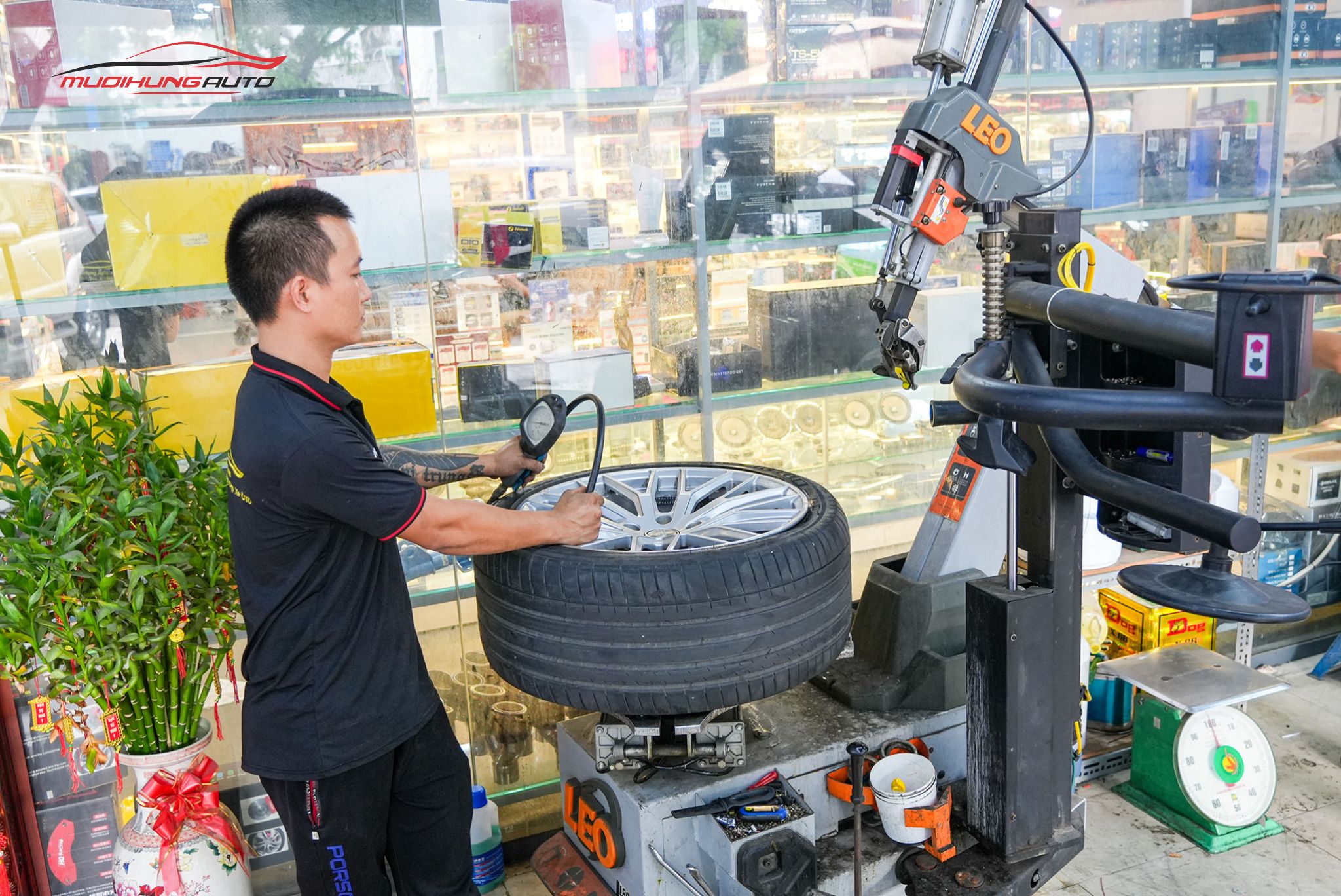 Kỹ thuật đang mở lốp