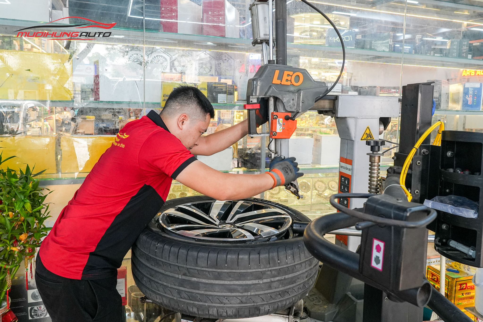 Kỹ thuật đang mở lốp