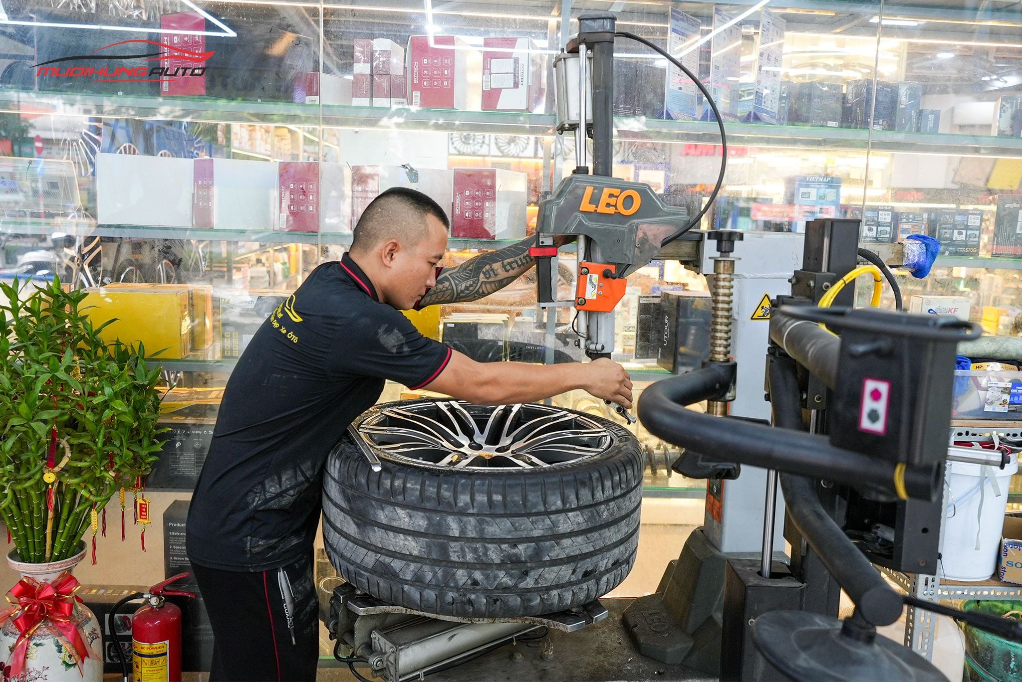 Kỹ thuật đang mở lốp