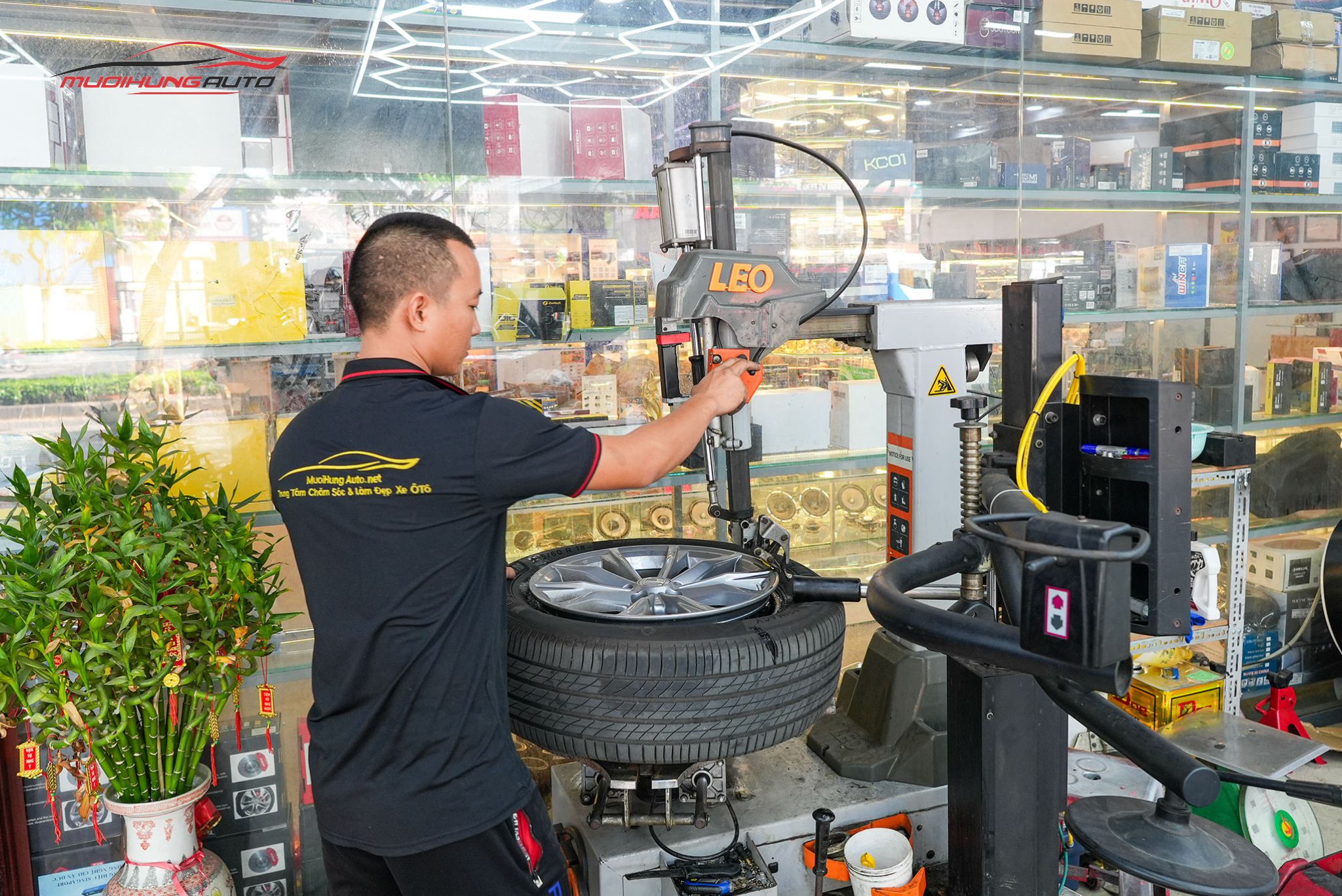 Kỹ thuật đang mở lốp