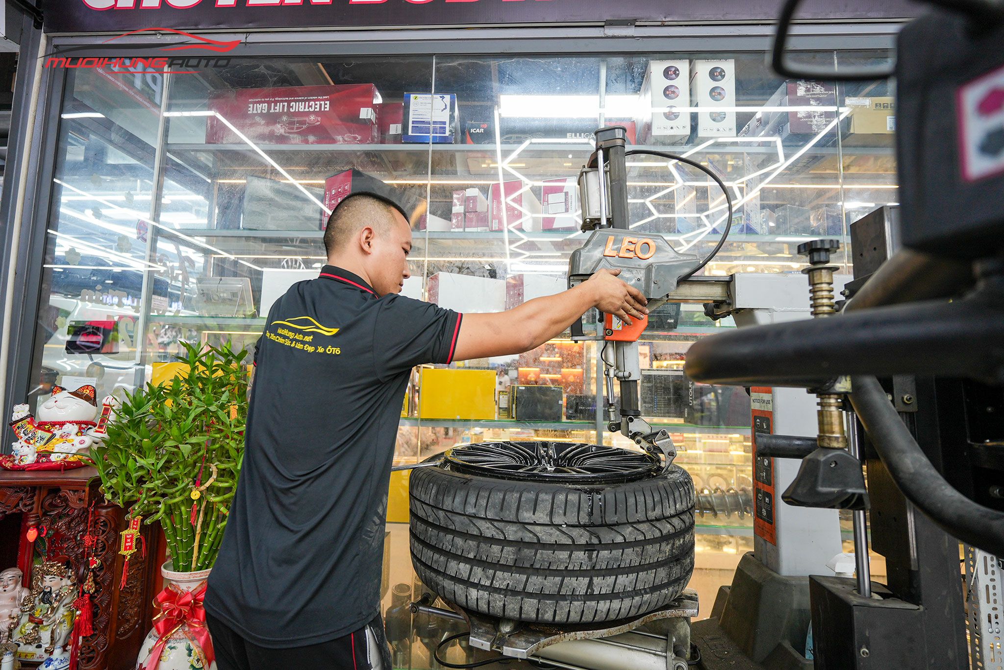 Kỹ thuật đang mở lốp