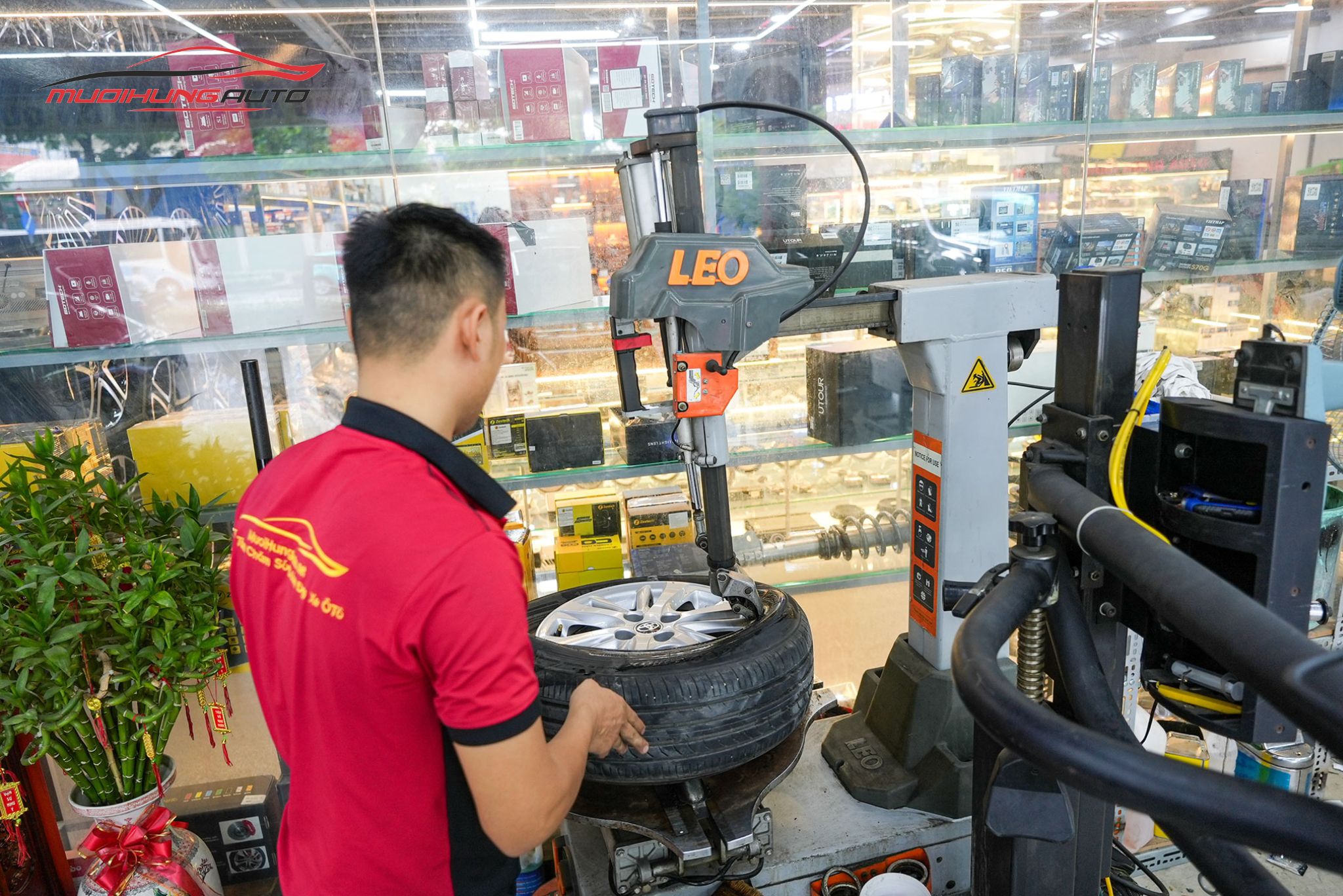 Kỹ thuật đang mở lốp