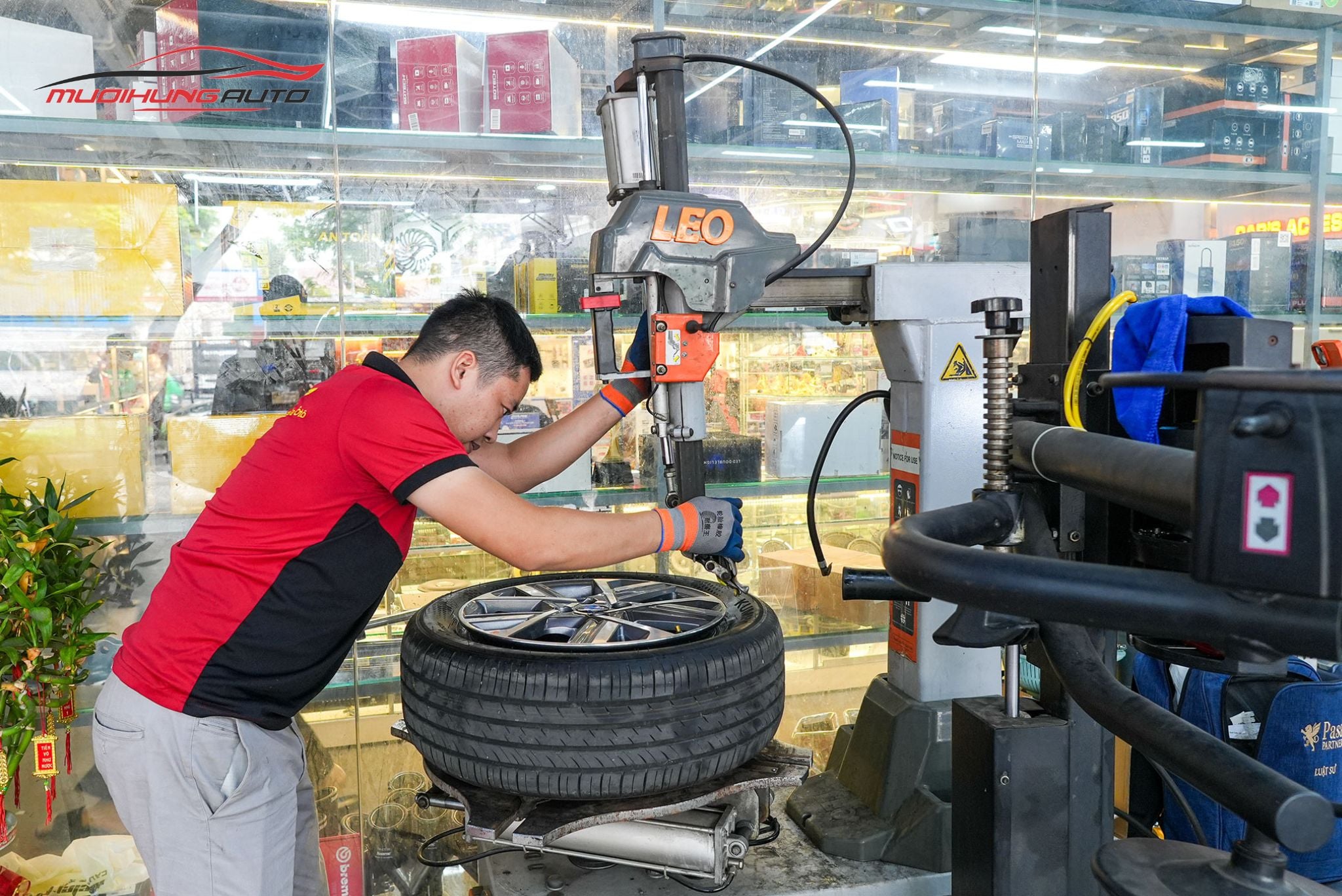 Kỹ thuật đang mở lốp