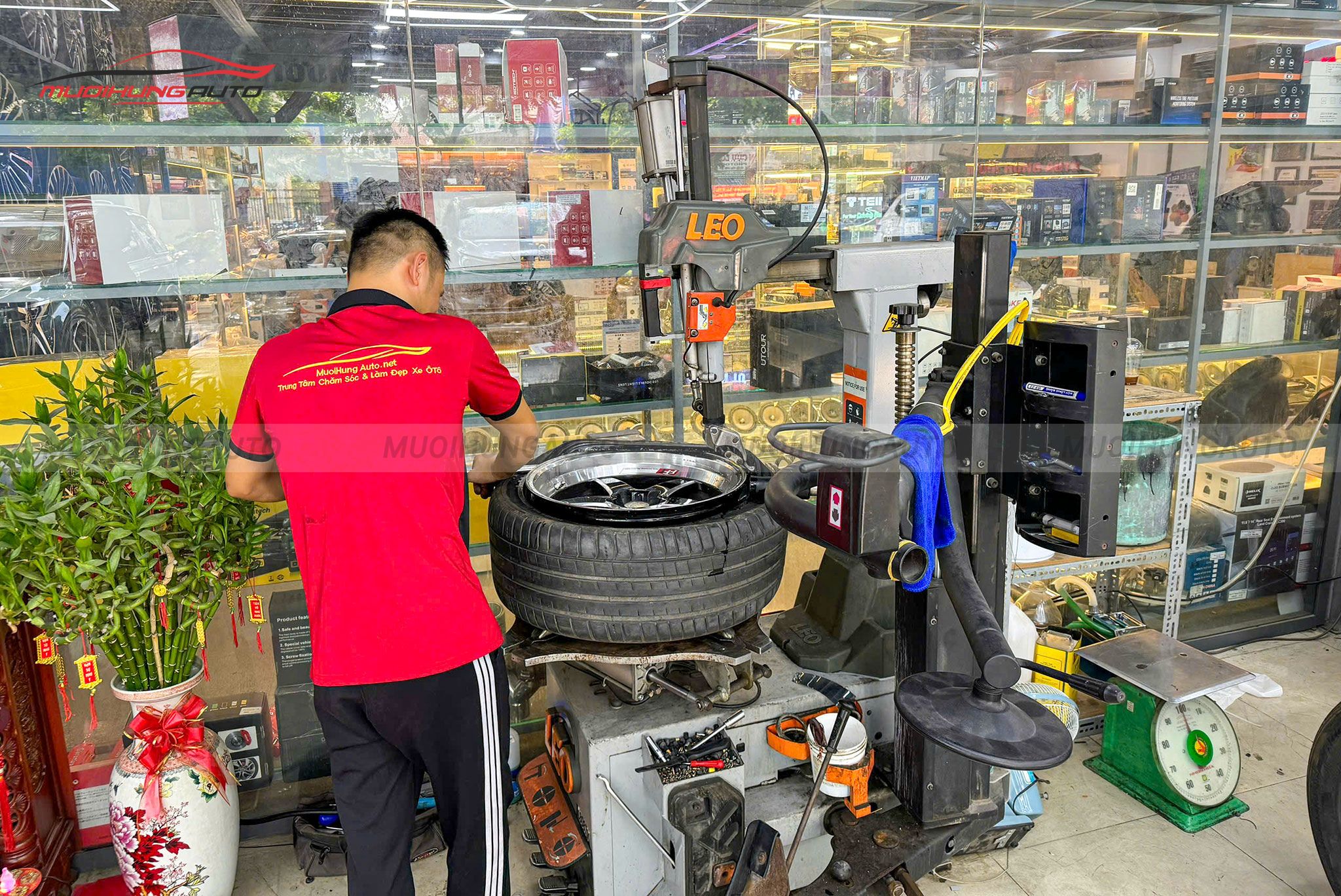 Kỹ thuật đang mở lốp