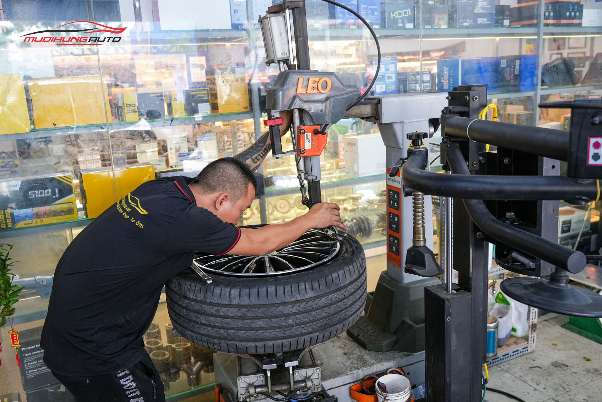 Kỹ thuật đang mở lốp