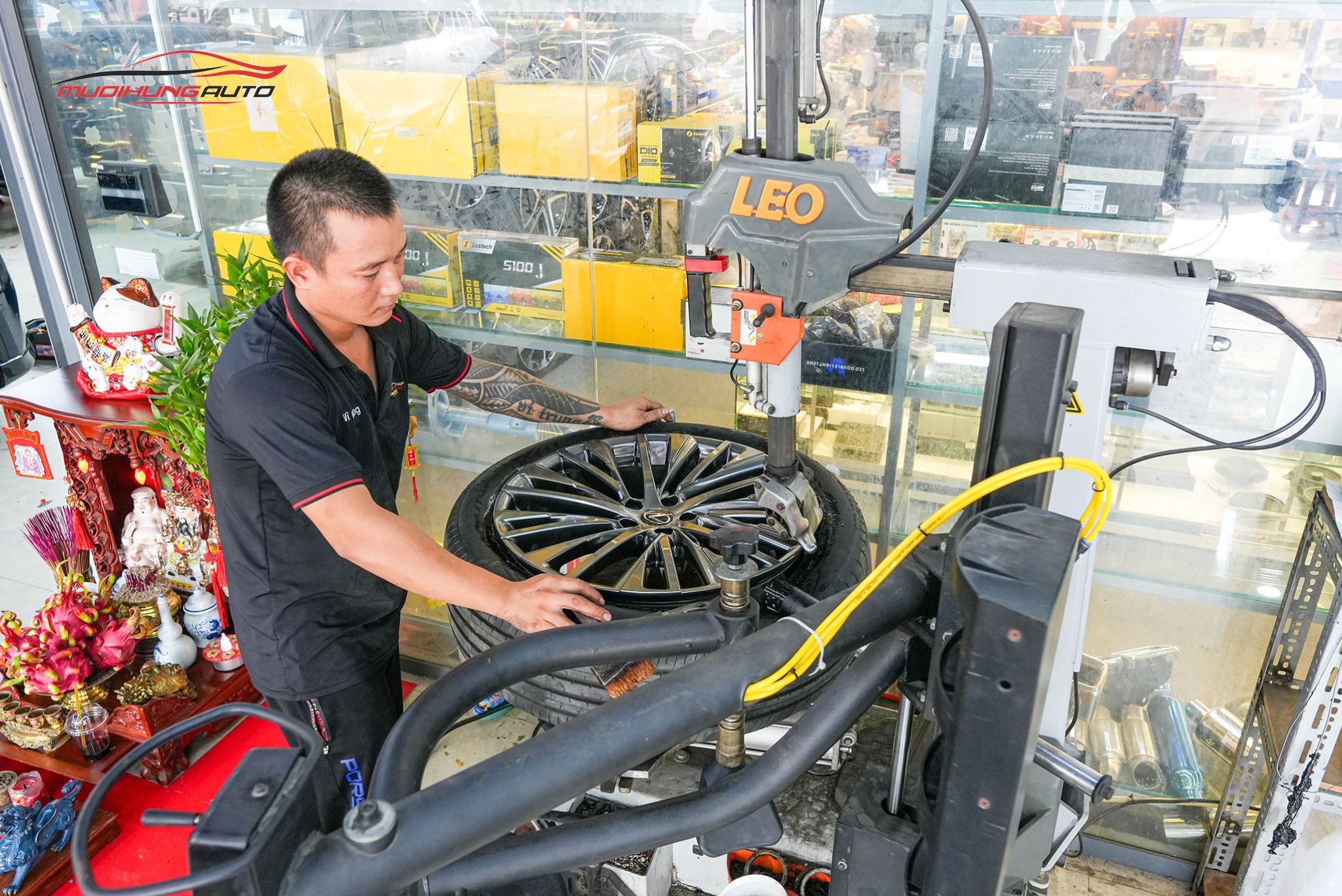 Kỹ thuật đang mở lốp