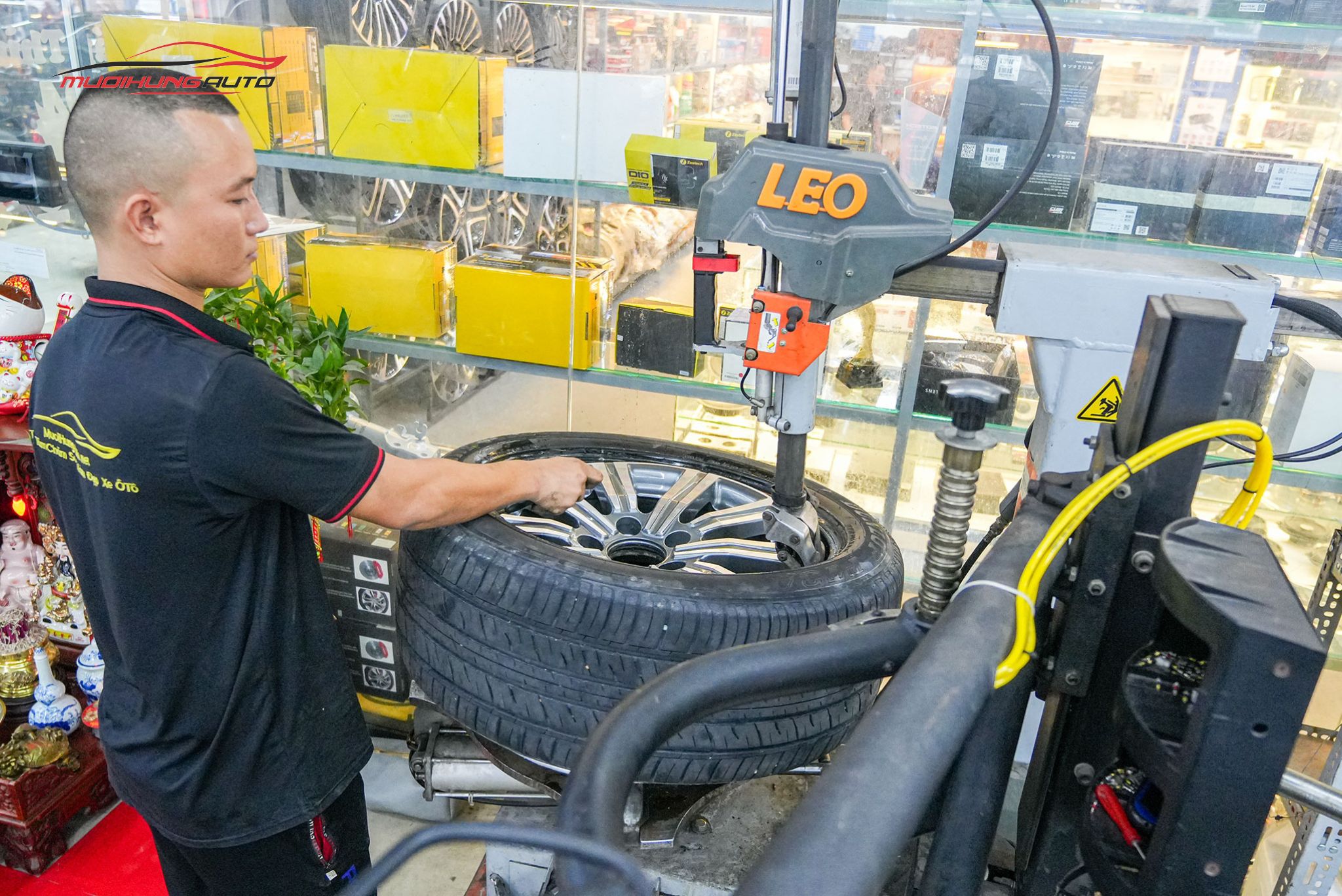 Kỹ thuật đang mở lốp