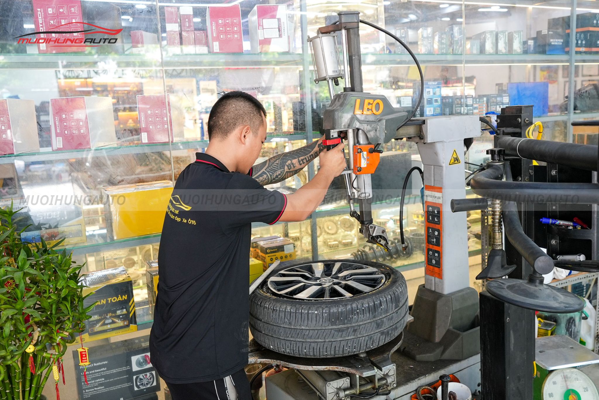 Kỹ thuật đang mở lốp