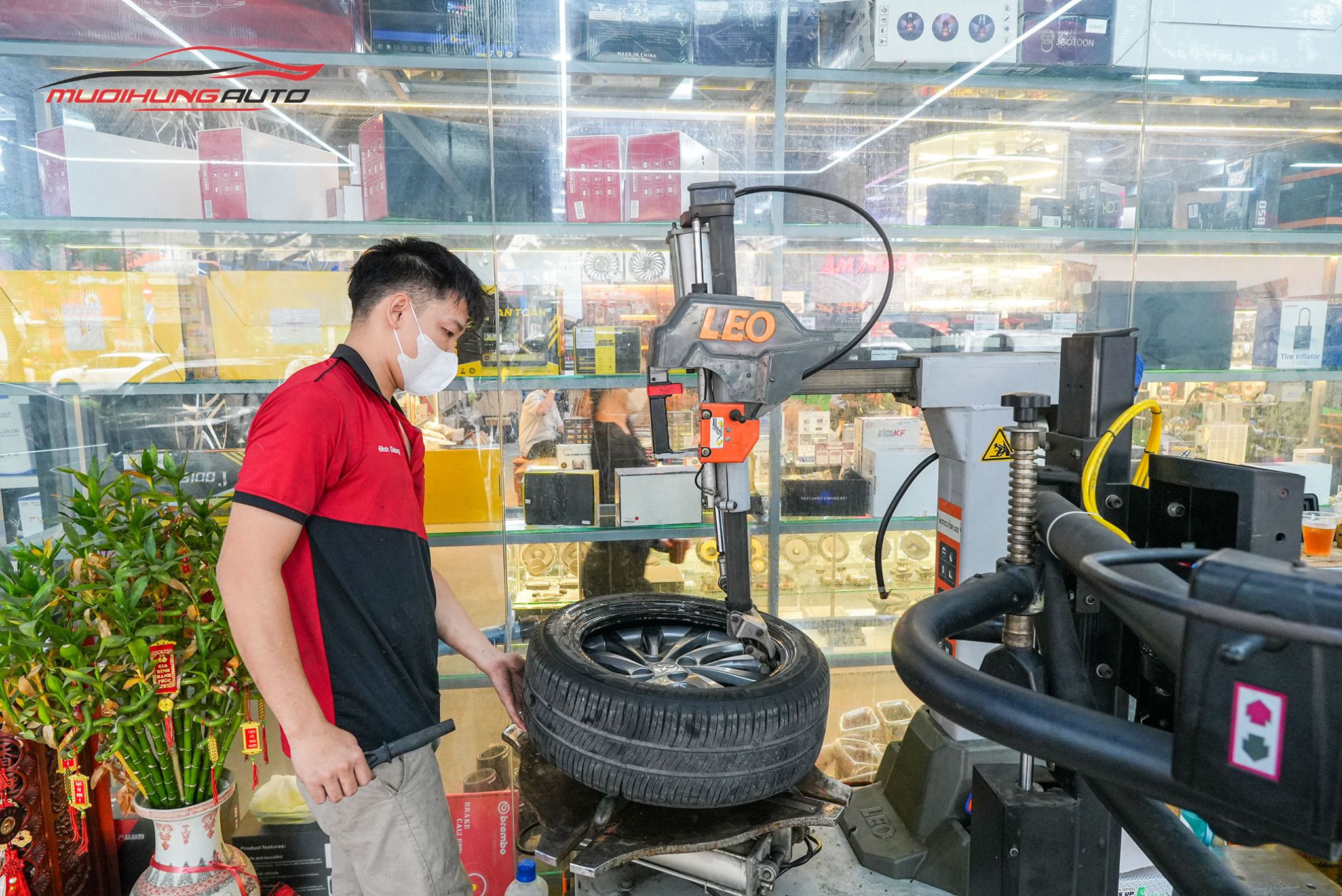 Kỹ thuật đang mở lốp