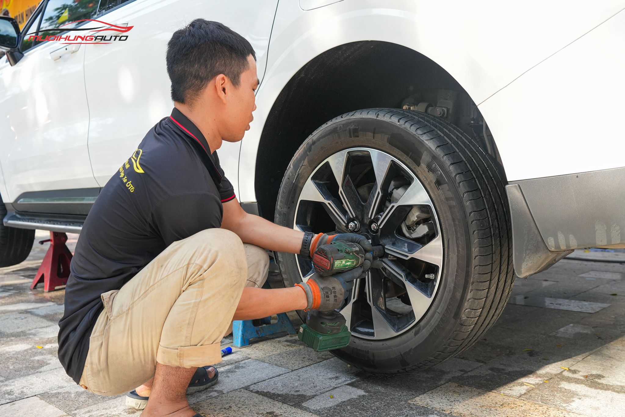 Kỹ thuật đang tháo bánh